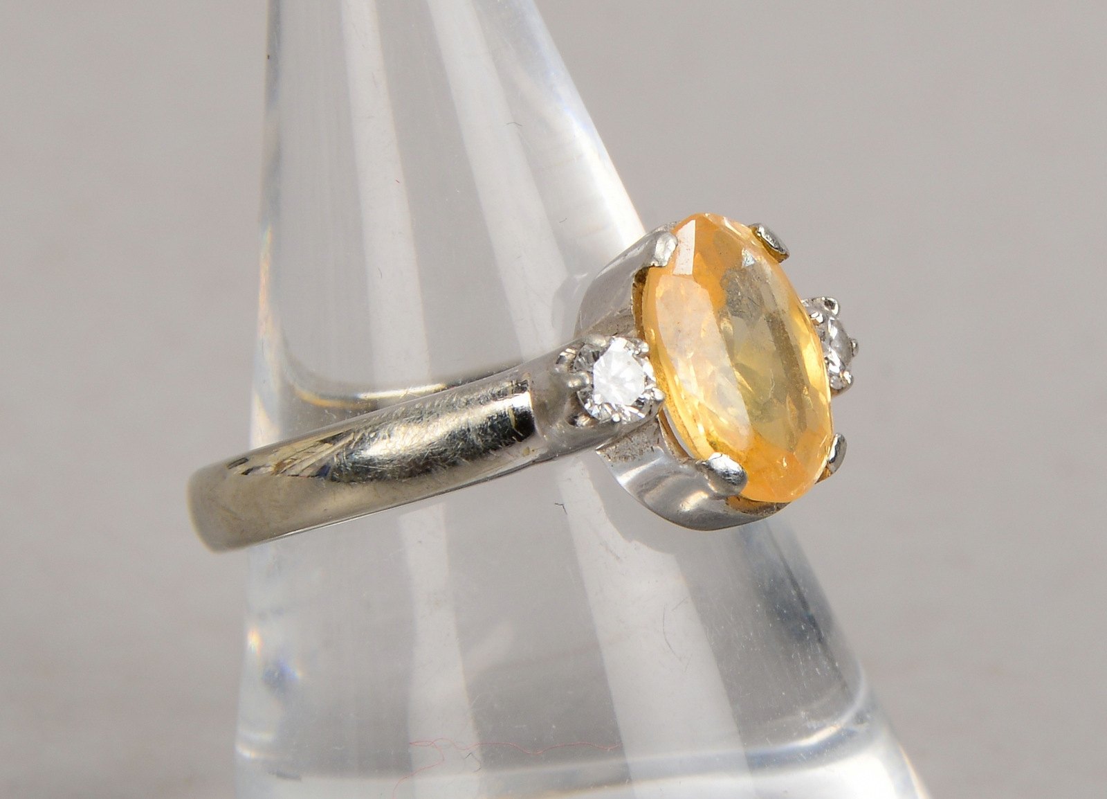 Ring, 18 kt WG (gestempelt), mit Saphir(?) und 2x Begleitdiamanten