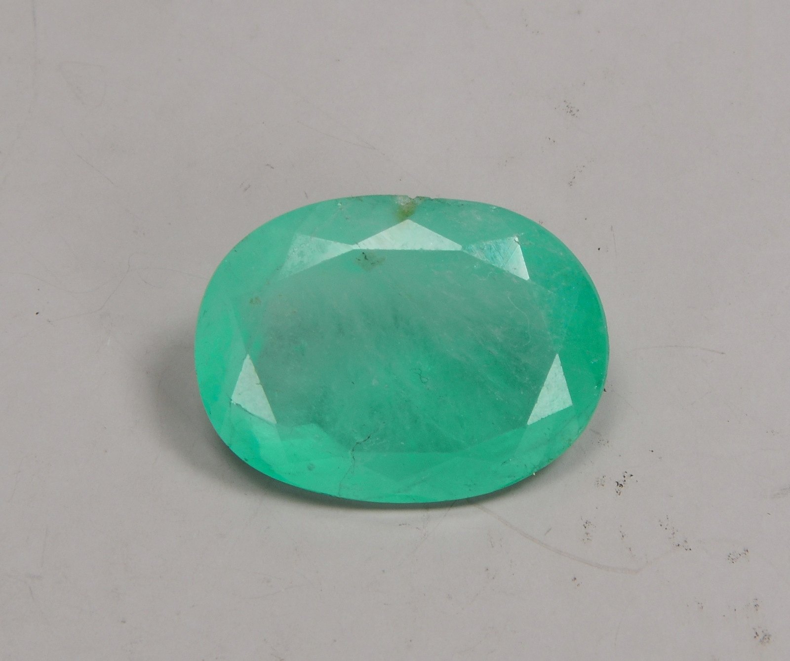 Loser Smaragd (Kolumbien), unbeh., Maße 8 x 15 x 21 mm, Ovalschliff/fac.
