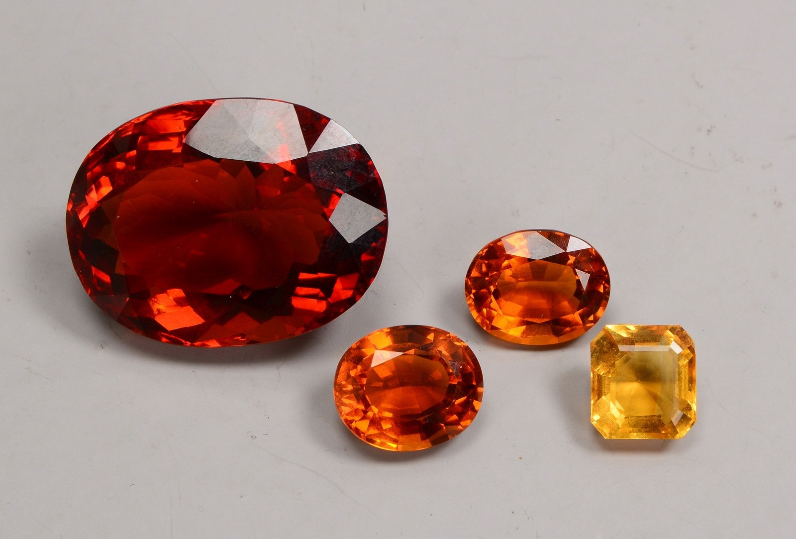 Kleines Konvolut loser Citrine, 4 Stück/davon 3x Madeira-Citrine