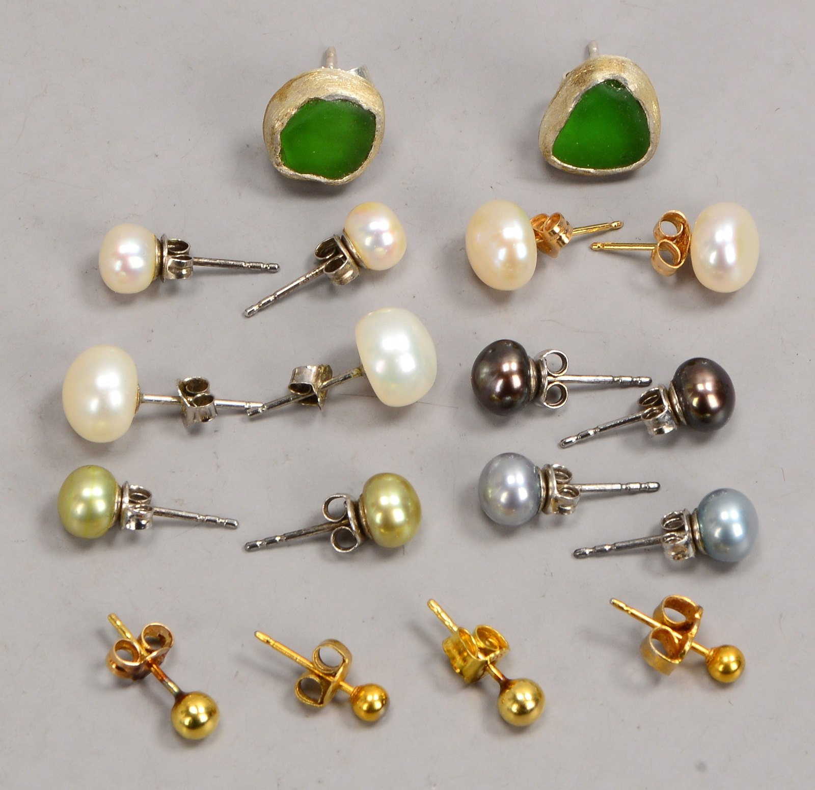 Kl. Ohrstecker-Konvolut, versch. Ausf., 9 Paar/6x Perlenbesatz, 2x Gold, 1x Silber