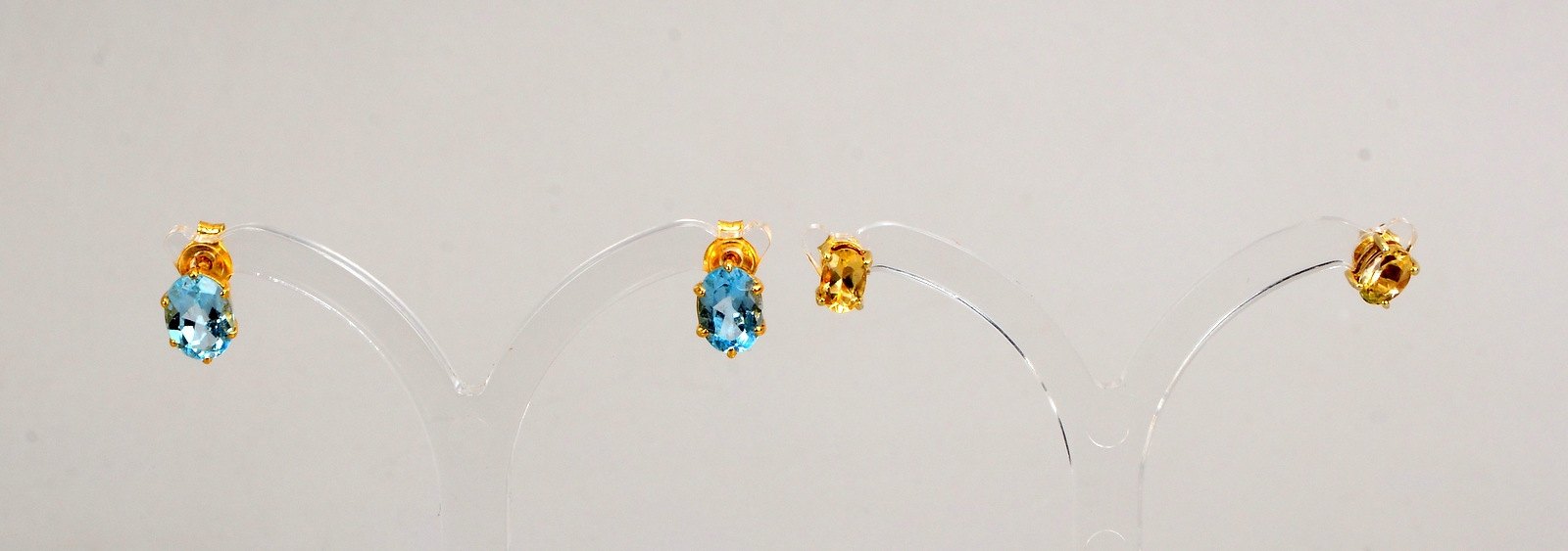 2 Paar Ohrstecker: 1x 375 GG, mit Blautopas; 1x 925 Sterling/verg., mit Beryll
