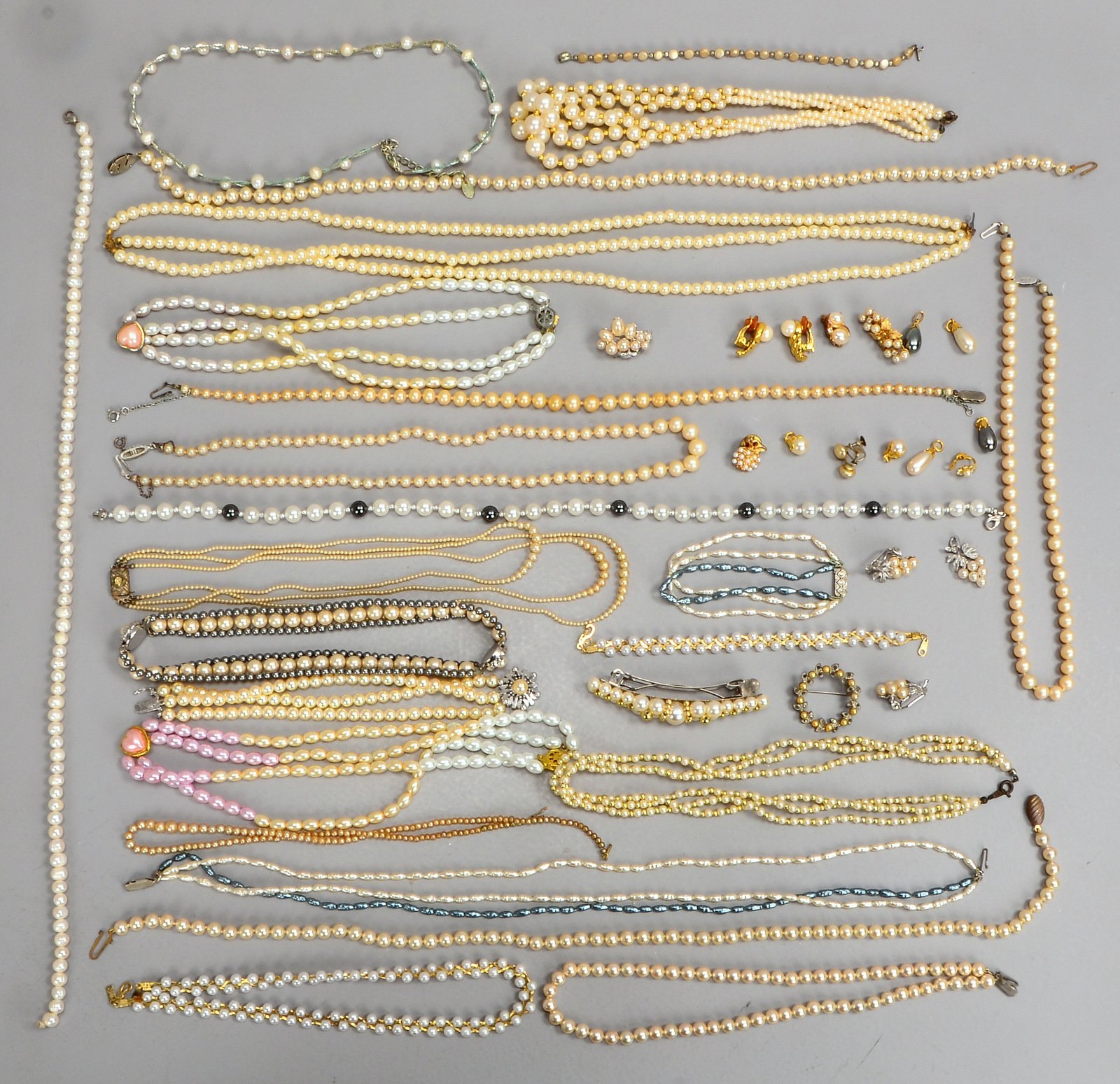 Perlenschmuck-Konvolut, versch. Ausf.: Halsketten, Armbänder, Broschen, u.a.