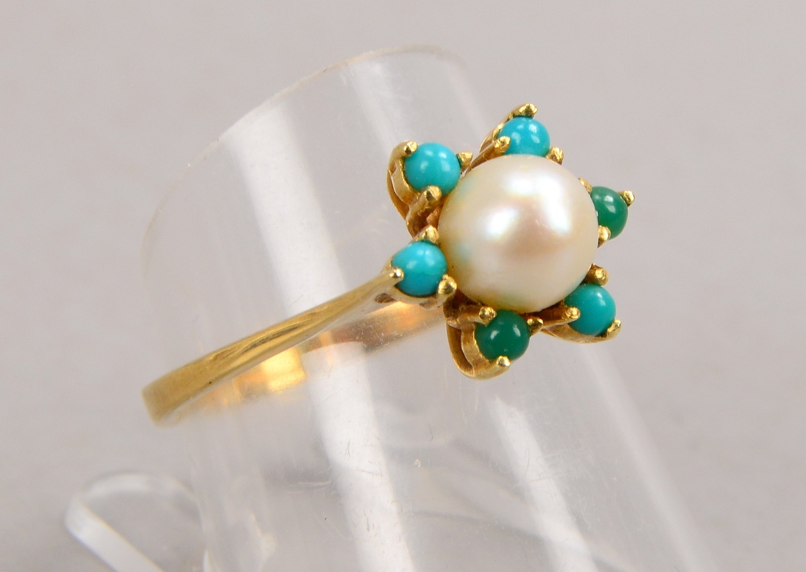Ring, 585 GG (gestempelt), mit Perlenbesatz; RG 56, Gewicht 2,90 g