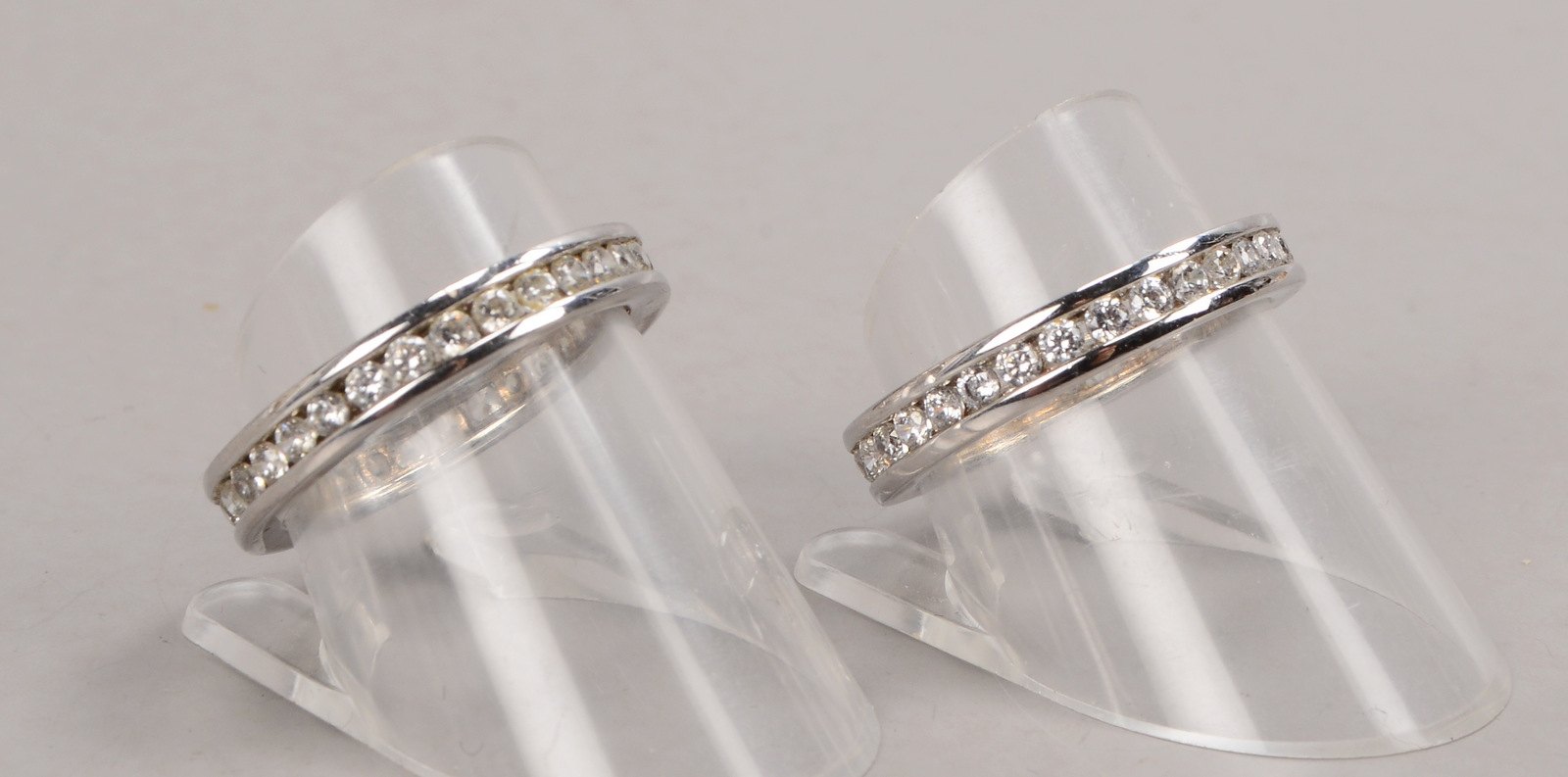 2 Silberringe, 925 Sterlingsilber, mit Zirkonbesatz(?) - in Memoryring-Art