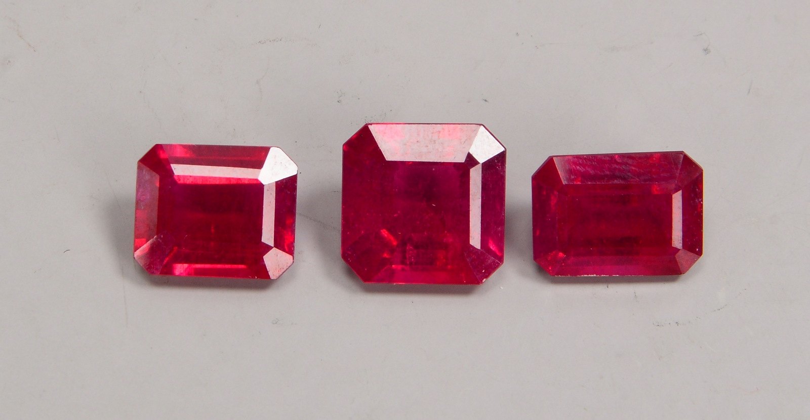 Kl. Konvolut loser Rubine (Afrika), 3 Stück, behandelte Steine/zus. 19,80 ct