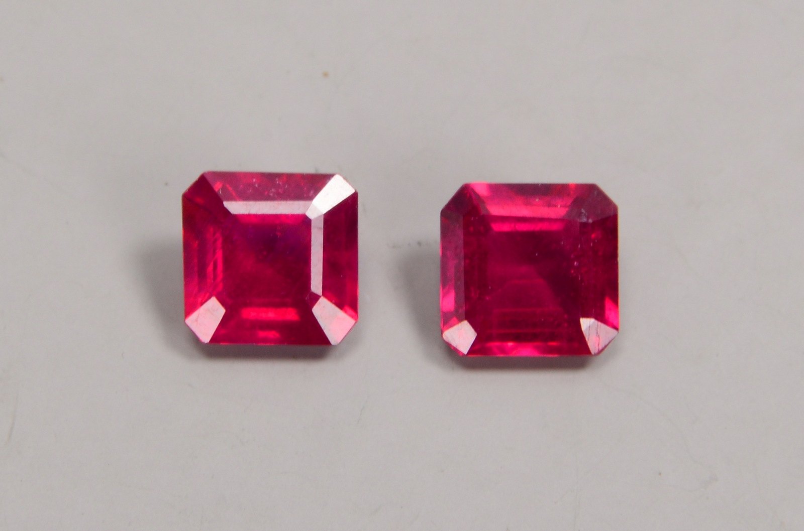 2 lose Rubine (Afrika), behandelte Steine/zusammen ca. 7,90 ct