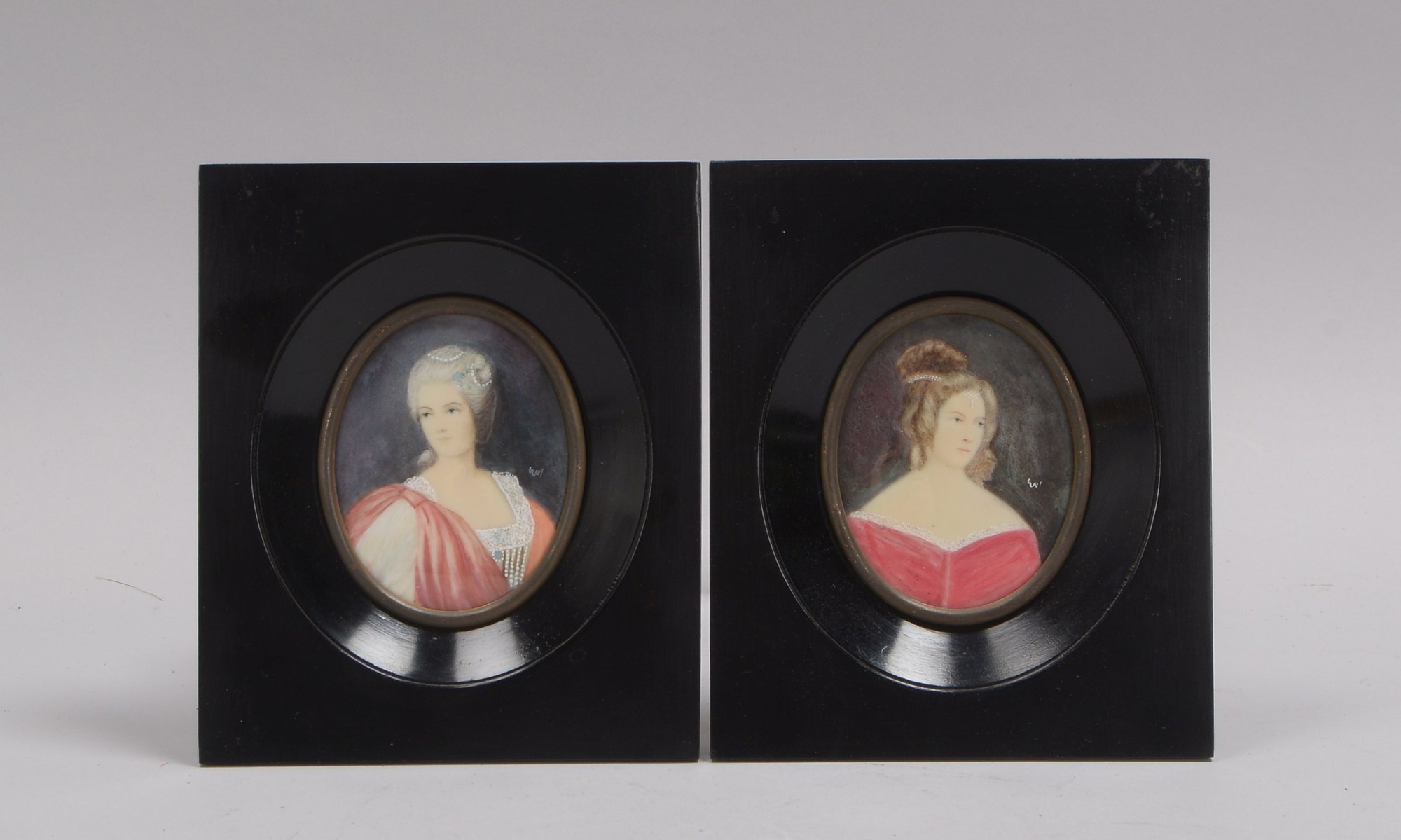 Paar Miniaturmalereien, 'Portraits zweier vornehmer Damen', handgemalt, signiert