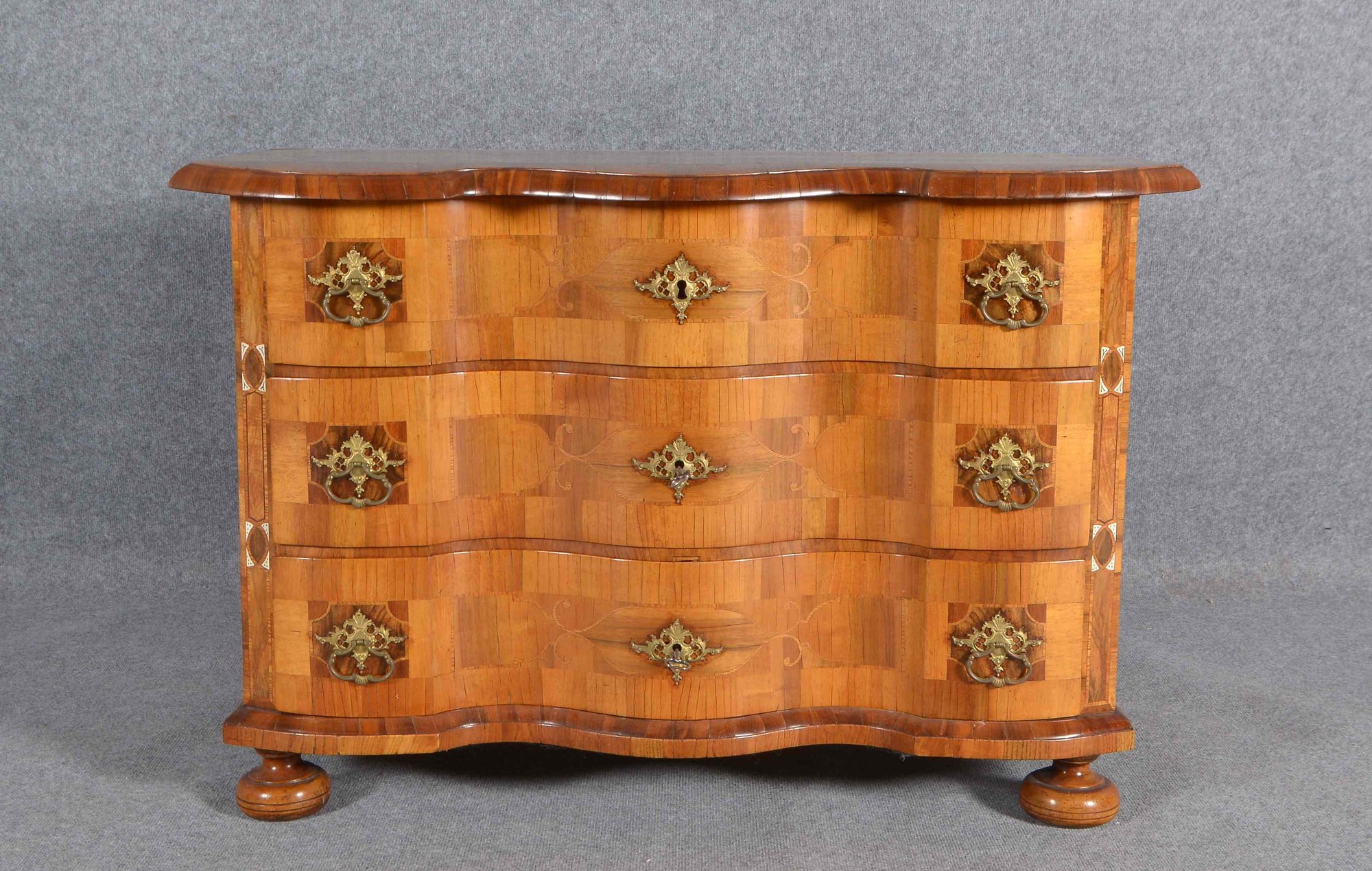 Barockkommode, Nussbaum/Maser, Nusswurzel, Esche/Zwetschge furniert