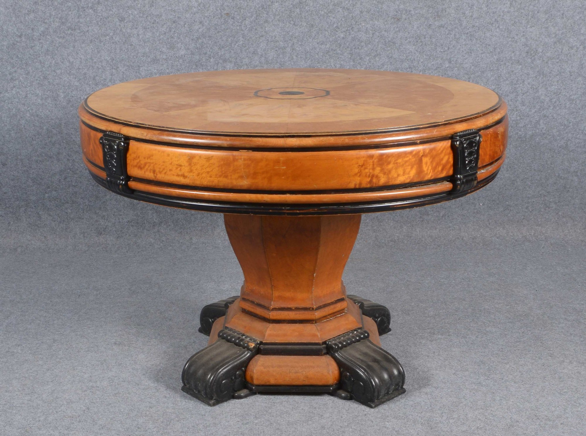 Tisch (Biedermeier), Birkenfurnier teils ebonisiert, runde massive Zarge