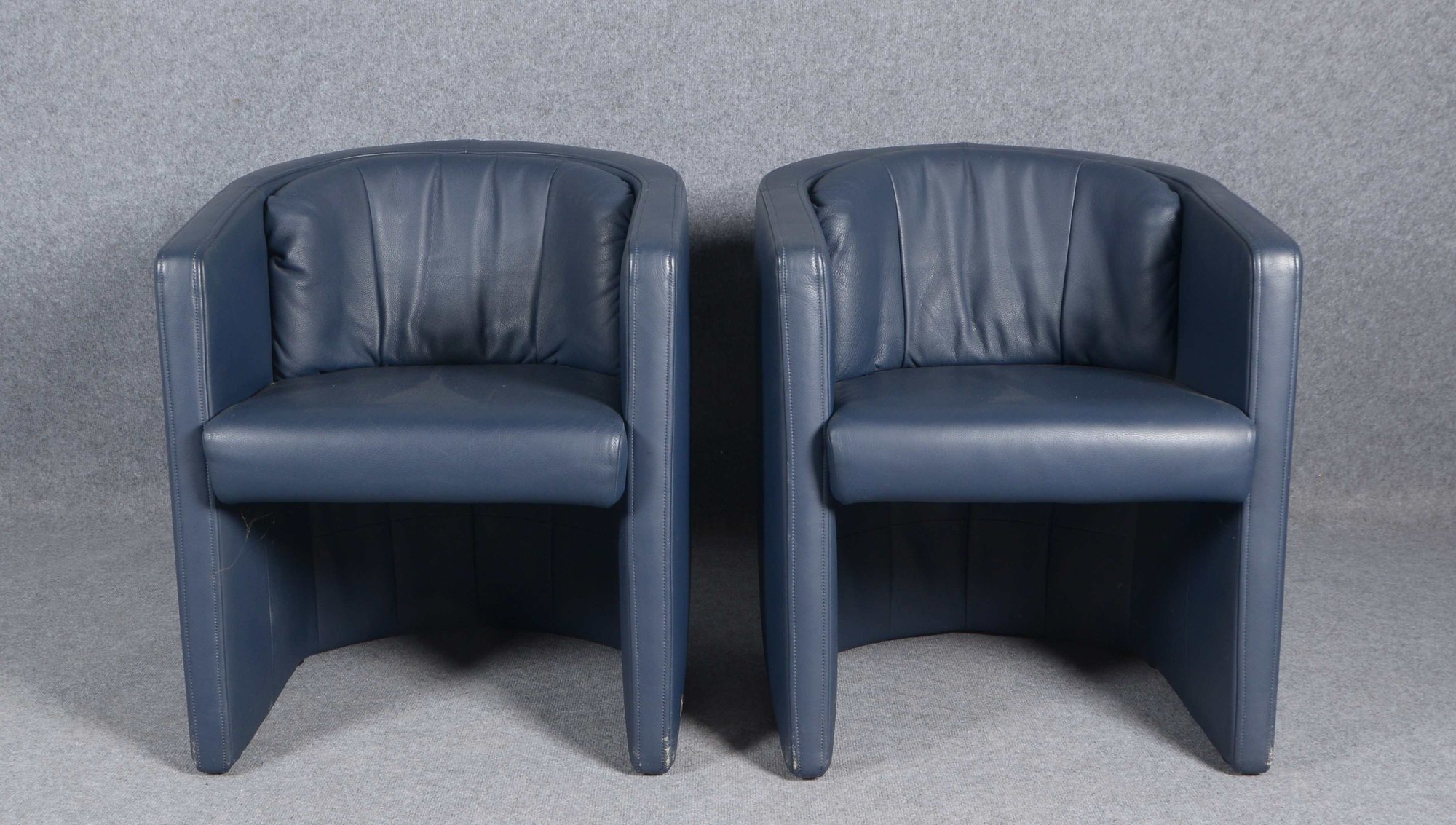 Paar Loungesessel, 'Musterring', dunkelblaues Leder, mit stabiler Polsterung; Lehnhöhe 75 cm, Breite
