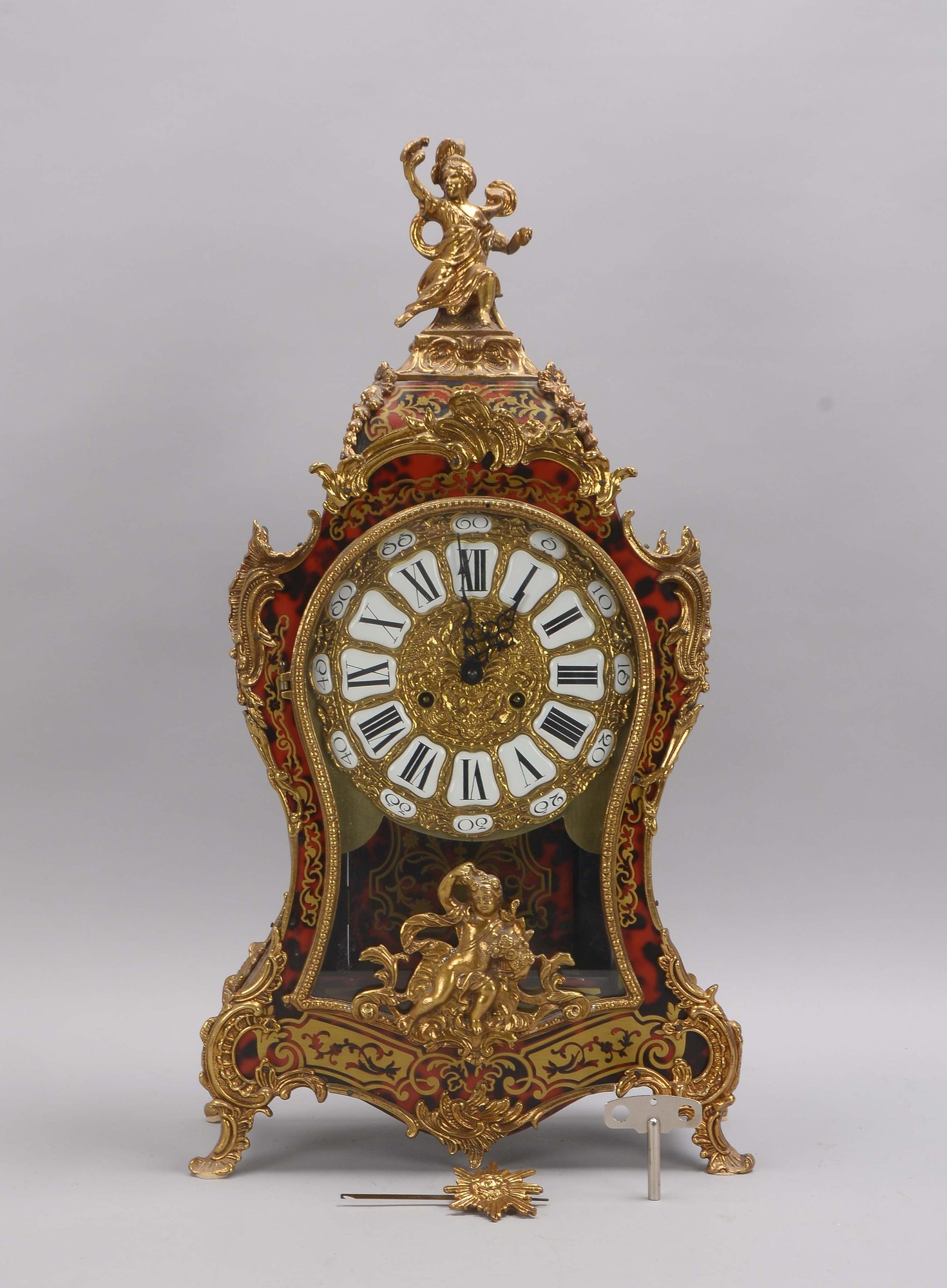 Große Pendule/Stiluhr, im Holzgehäuse in Boulletechnik, 3-fach verglast
