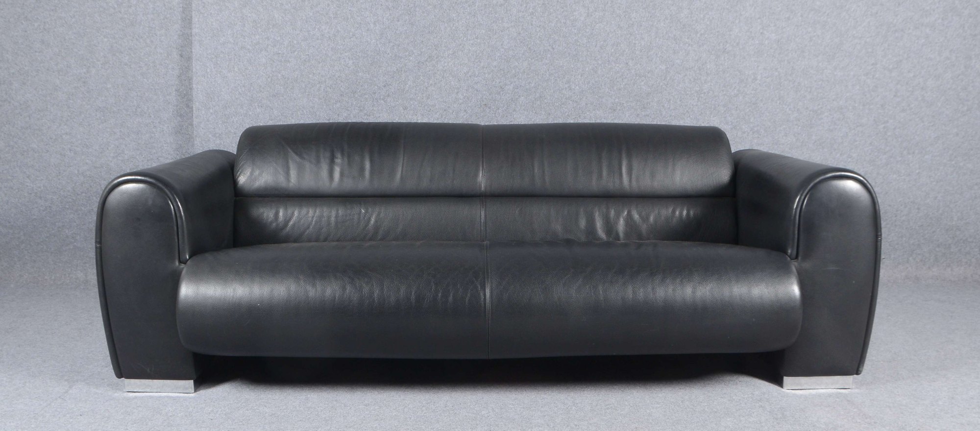Brühl, Designer-Sofa/Dreisitzer, 'Sumo', schwarzes Dickleder, auf Chromfüßen