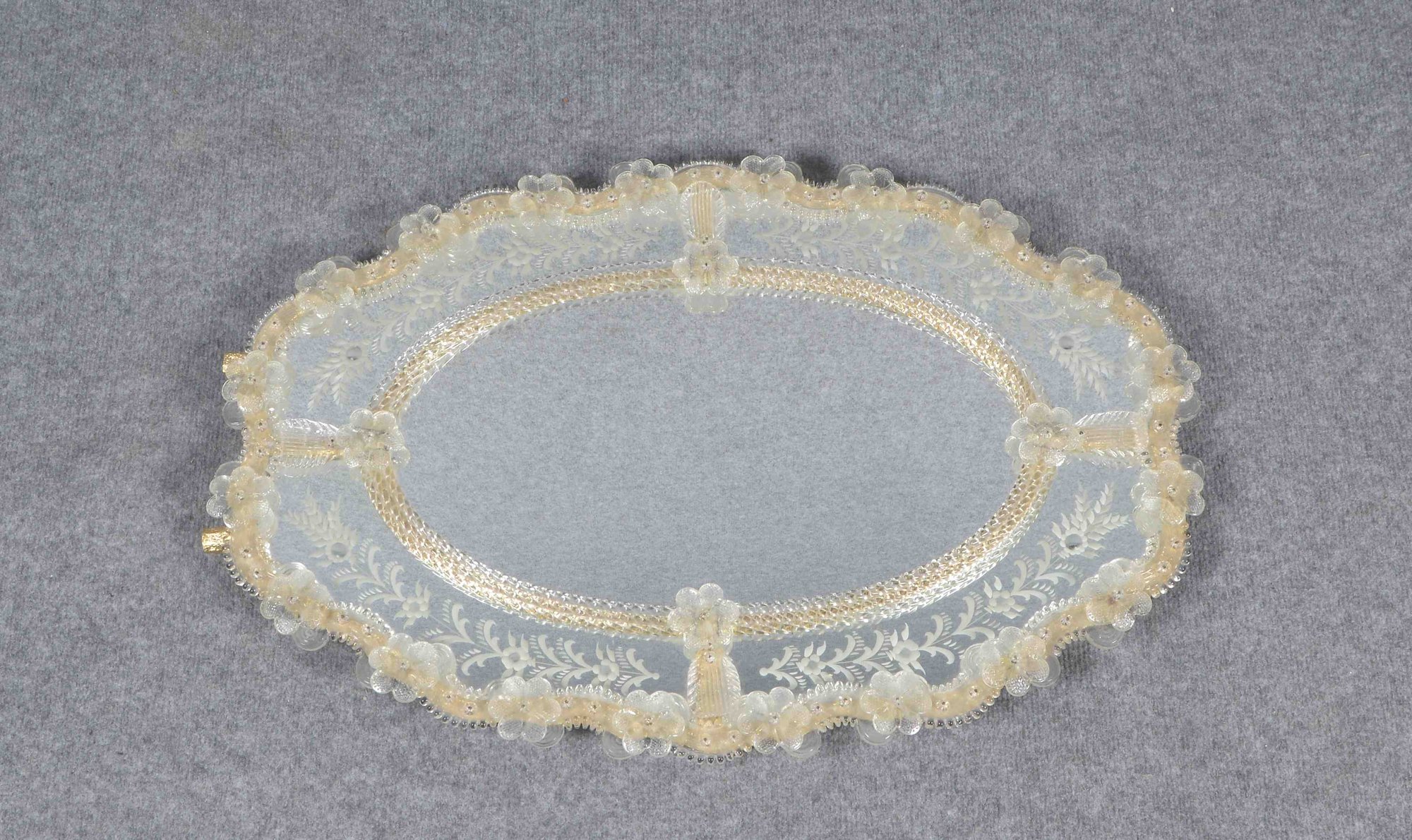 Venezianischer Spiegel, florale Ornamentik (Blütenmotive); Maße 70 x 46 cm