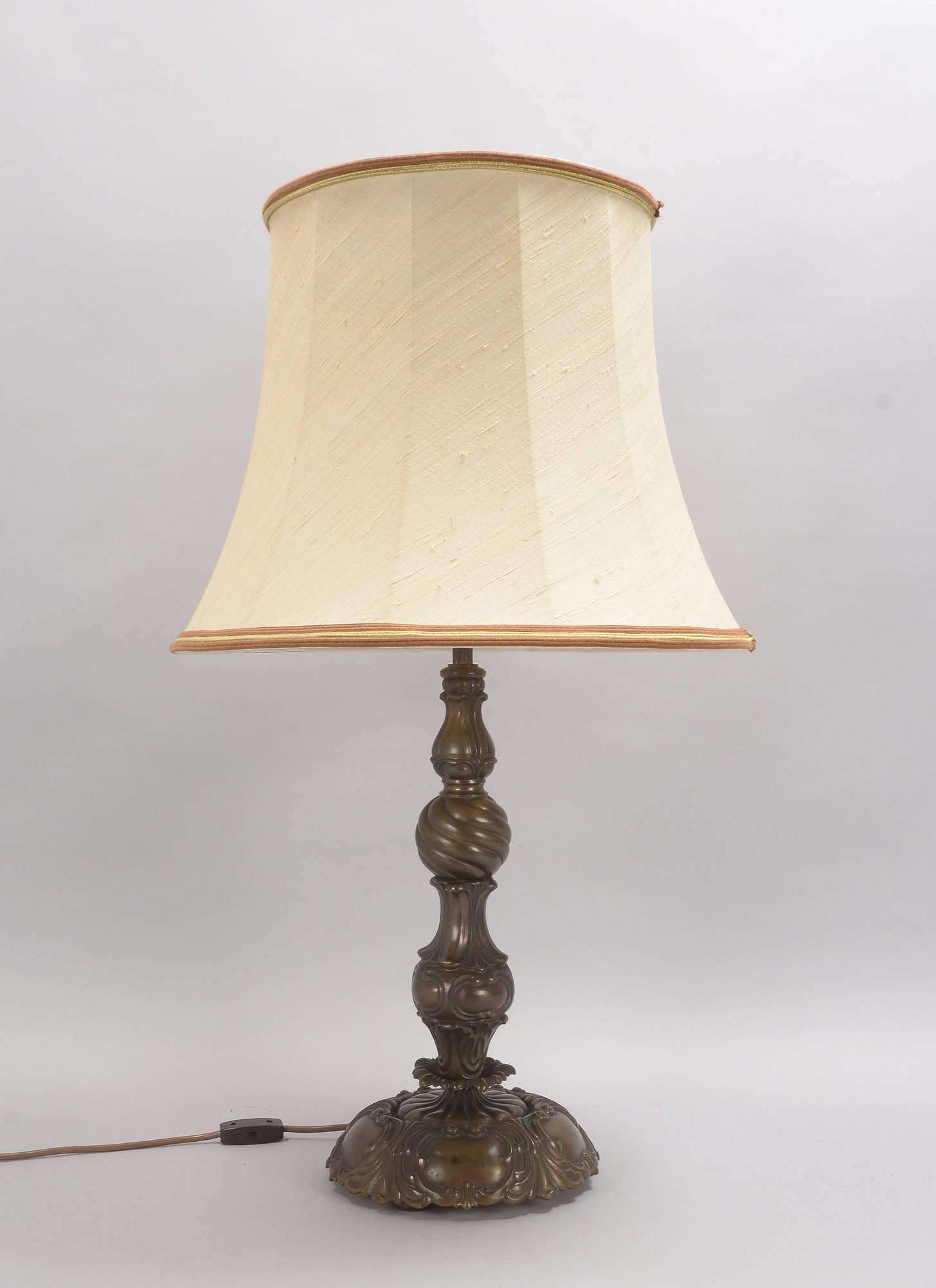 Tischlampe, alt, 2-flammig, Bronzefuß mit Akanthusdekor