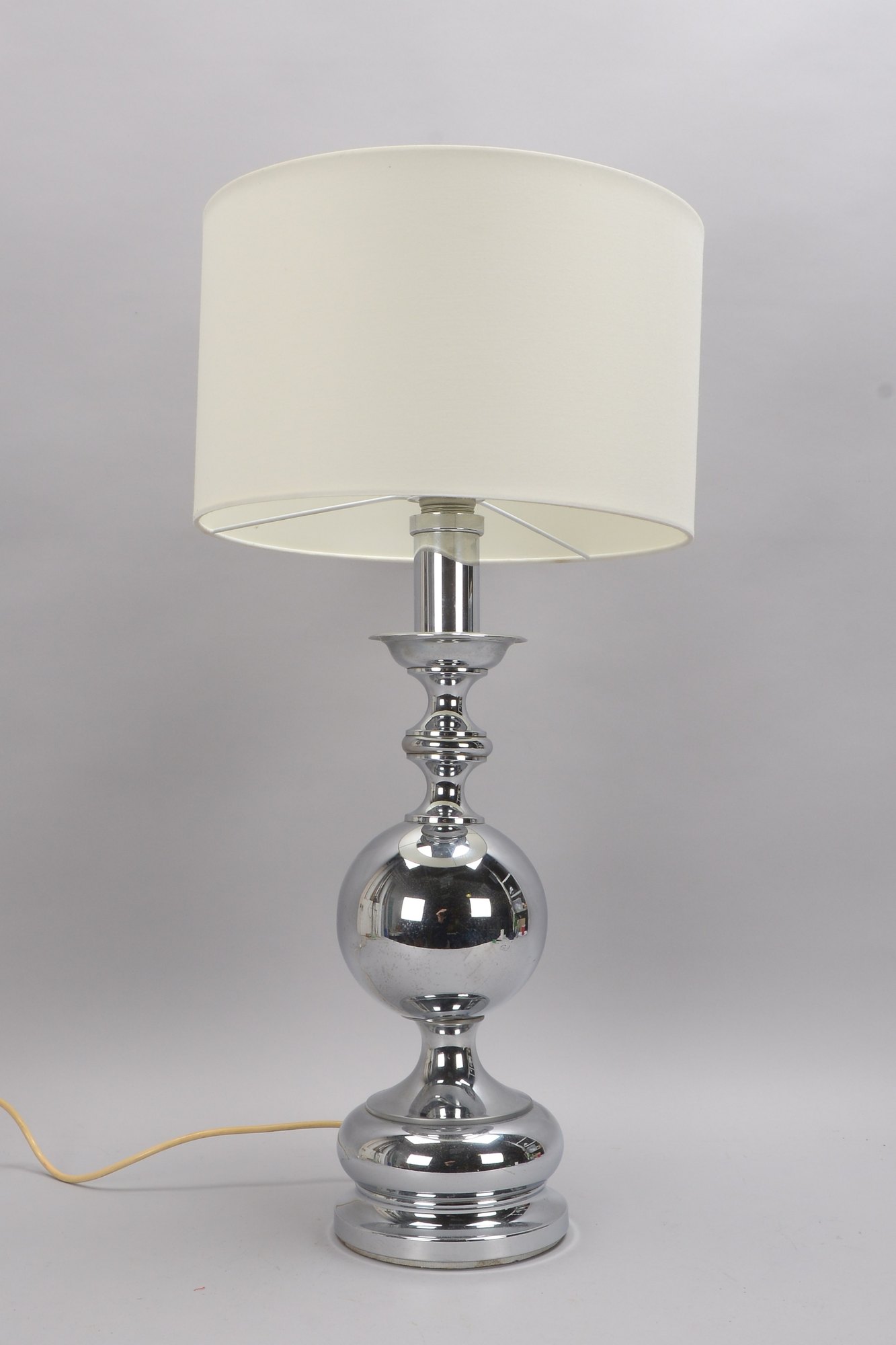 Tischlampe, 1-flammig, verchromter Balusterfuß, mit Schirm; Höhe 76 cm