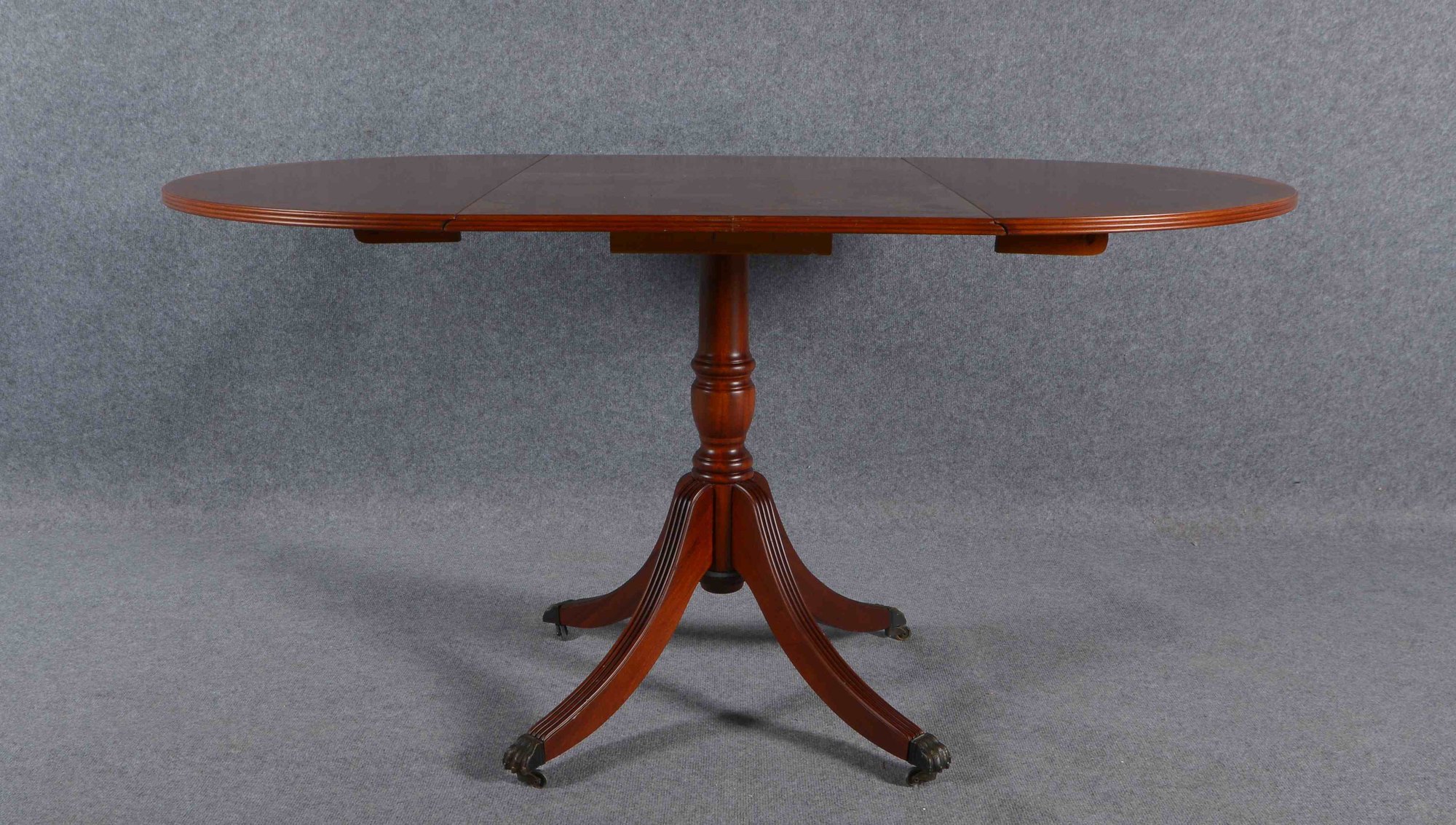 Tisch (Stilmöbel - im engl. Stil), ausziehbar; Breite/ausgezogen: 150 cm