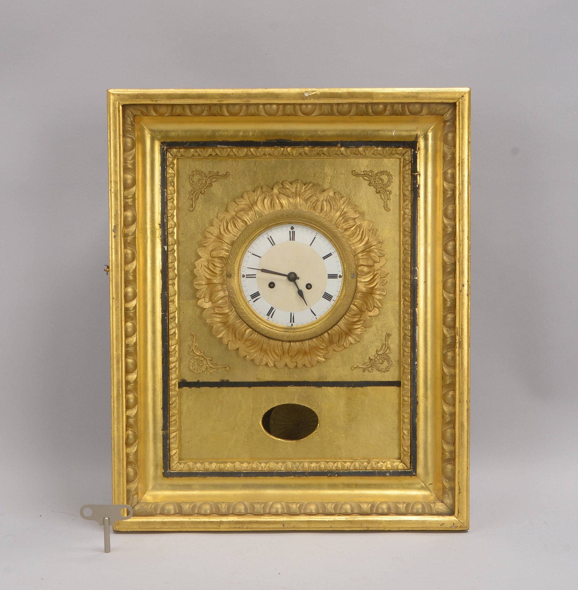 Rahmenuhr (Wien, um 1880), Emaille-Ziffernblatt mit röm. Ziffern, Fadenaufh.