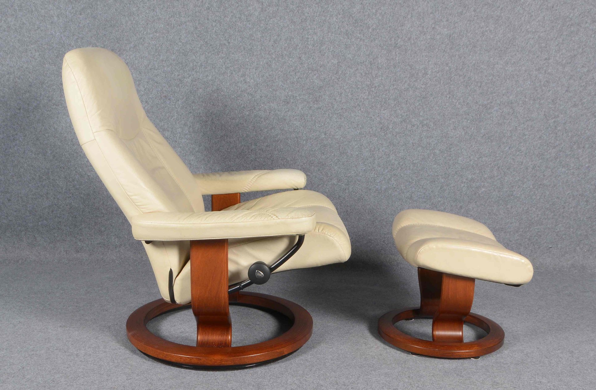Ekornes/Norwegen, Stressless-Sessel, Lederbezug in Beige, mit Fußhocker
