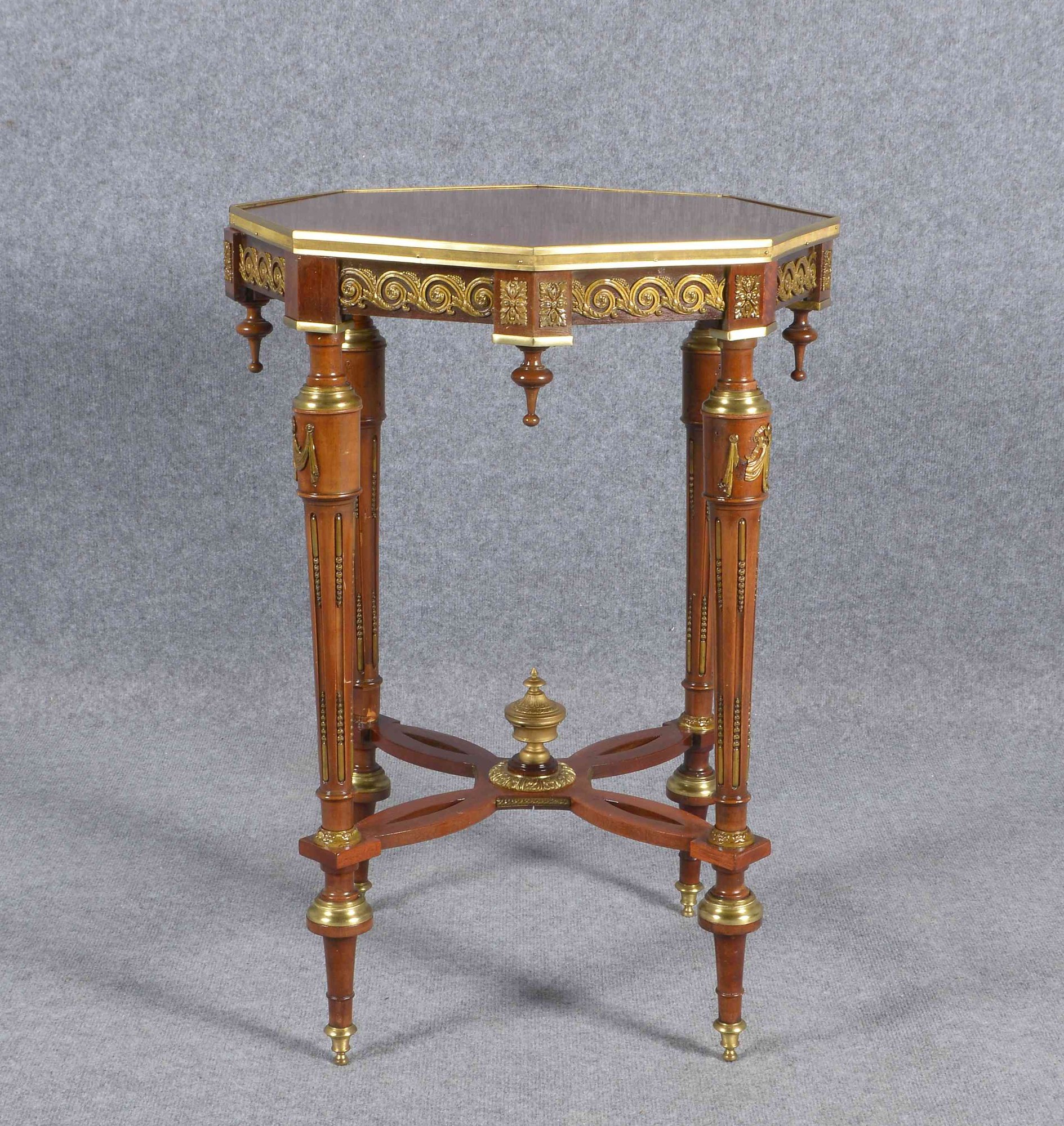 Tischchen (Empire-Stil), Mahagoni/Nussbaum, Platte 8-passig, 4x kannel. Säulenbeine