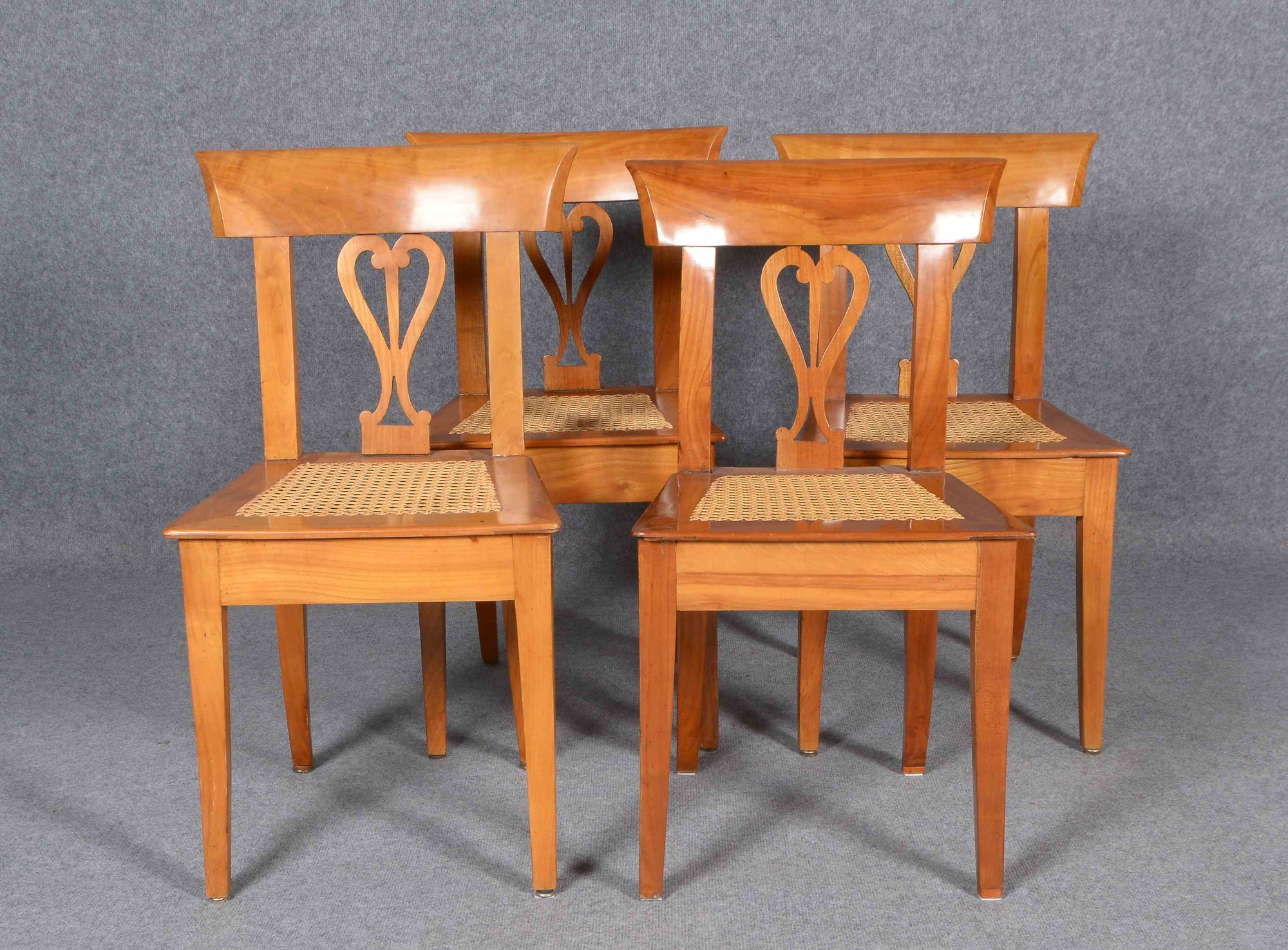 Satz Stühle (Biedermeier), helles Obstholz, Sitz mit Wabengeflecht