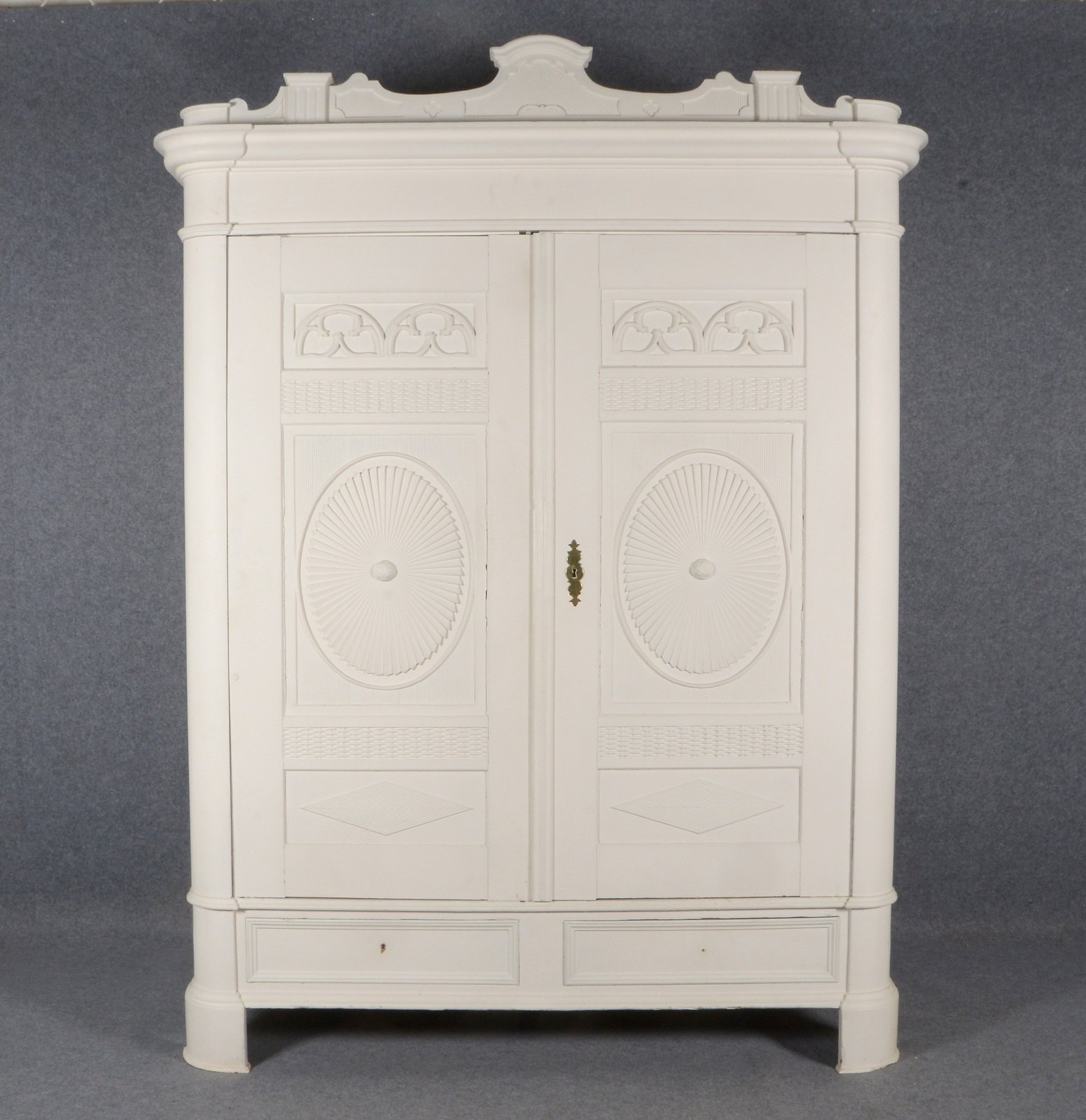 Sonnenschrank (um 1910), Weichholz, weiß gefasst, mit Dachkranz, 2-schübig