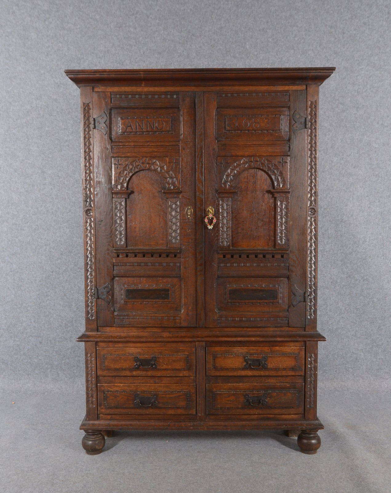 Alter Schrank, Eichenholz, mit Alkoventüren von 1683, unten 4-schübig