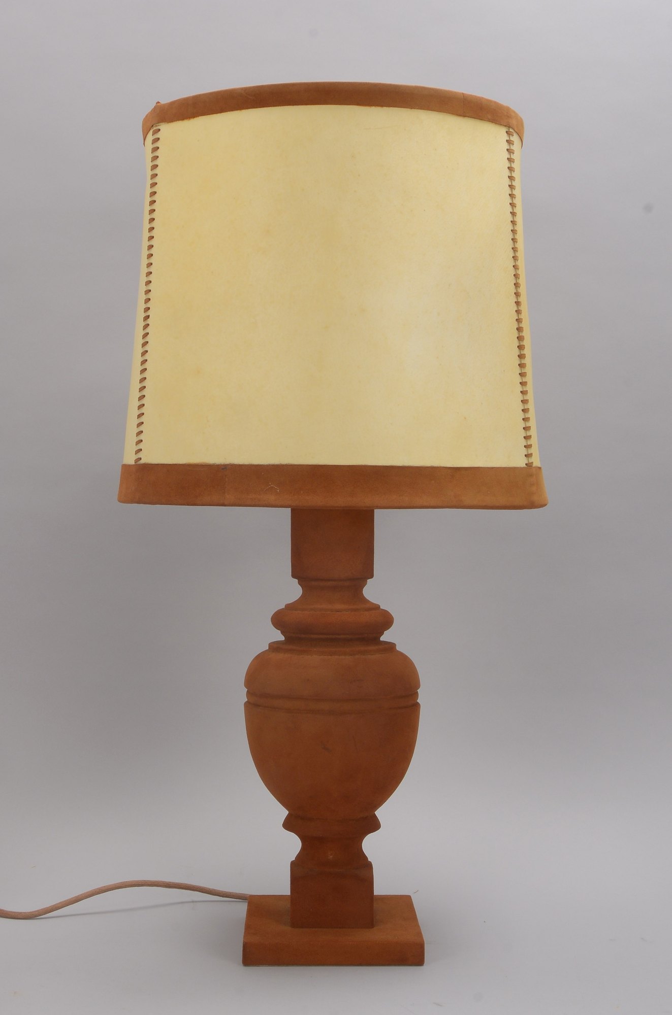 Charlotte Wawer/Harz, Tischlampe, mit Lederschirm; Höhe 77,5 cm, Durchmesser Schirm Ø 35 - 40 cm