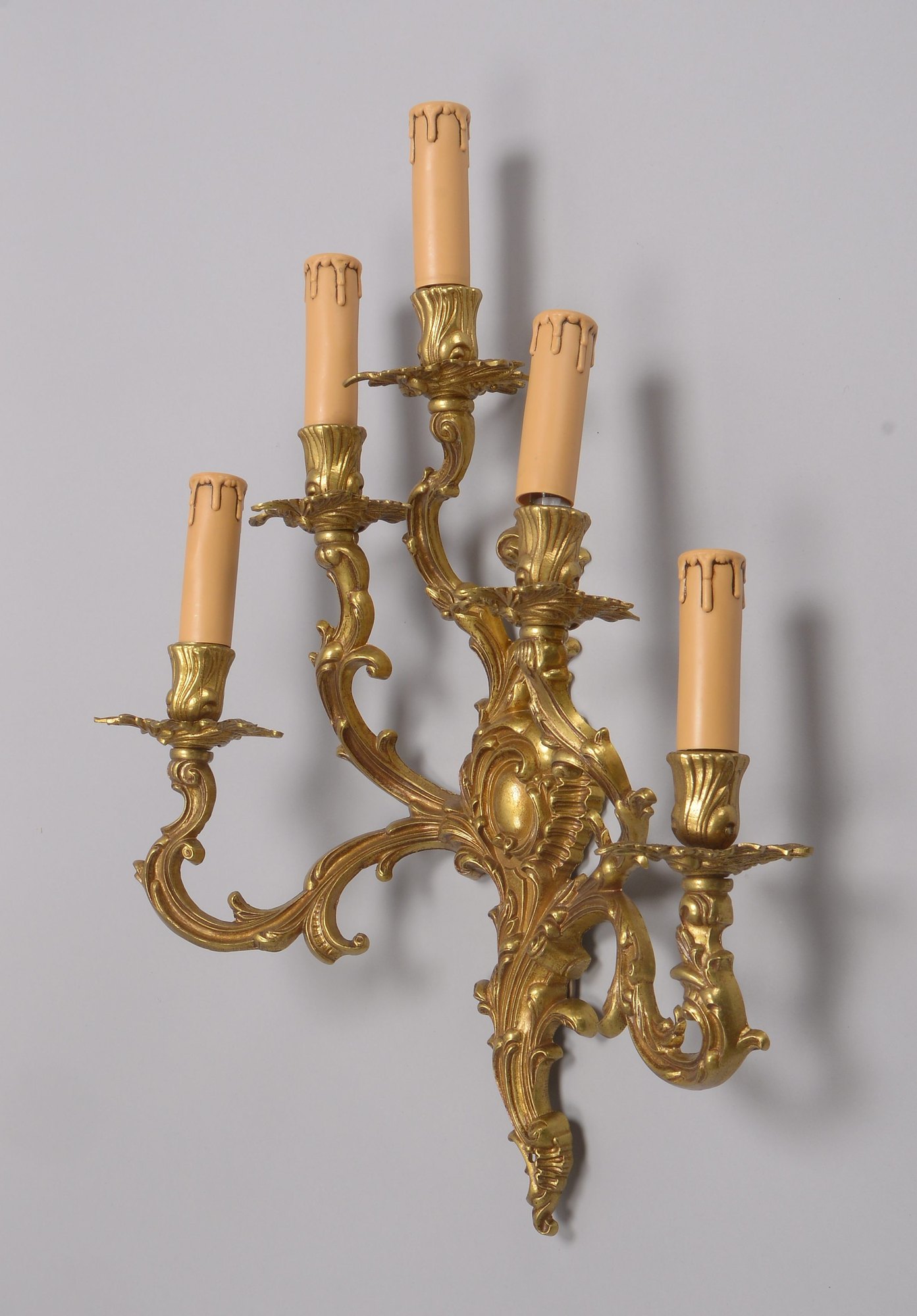 Wand-Kandelaber, Messing, 5-flammig - elektrifiziert; Höhe 54 cm, Breite 38 cn