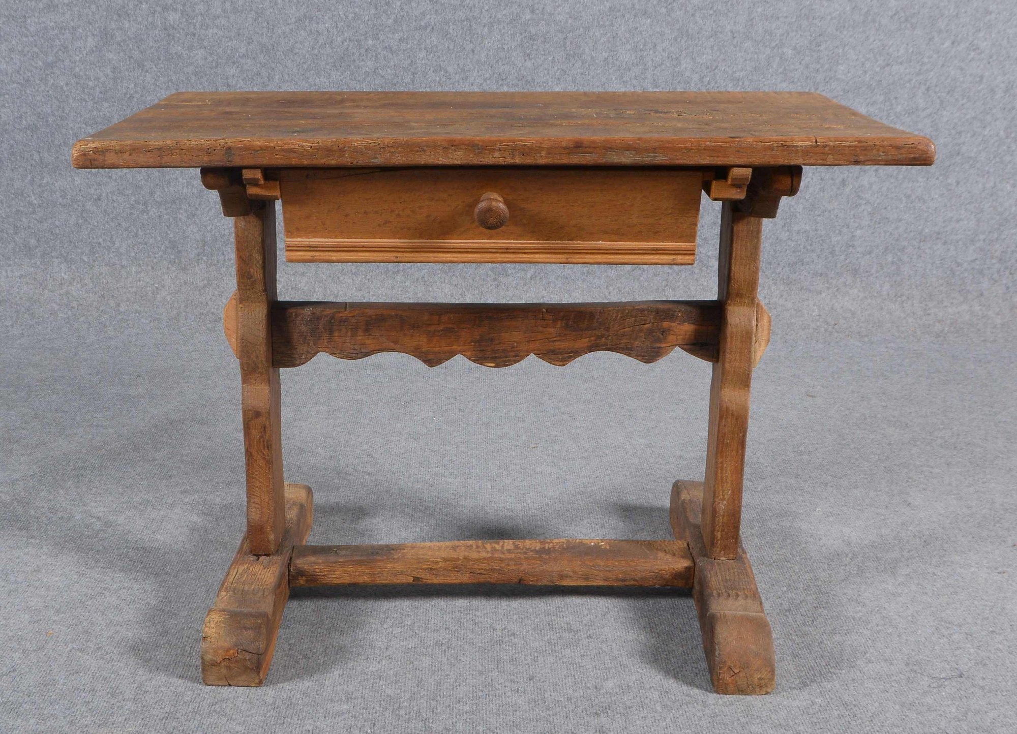Bauerntisch, antik, Eiche, unter Platte mit einzelner Schublade; Höhe 60 cm, Breite 83 cm