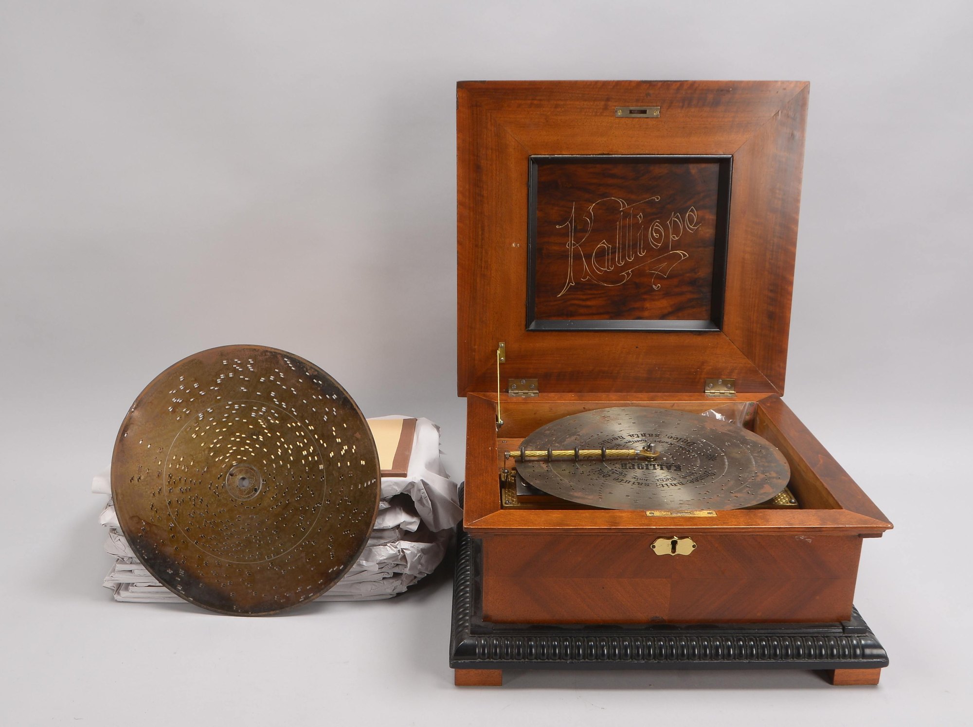 Kalliope/Lochplatten-Spieluhr, im Nussholz-Gehäuse, mit 24x Platten