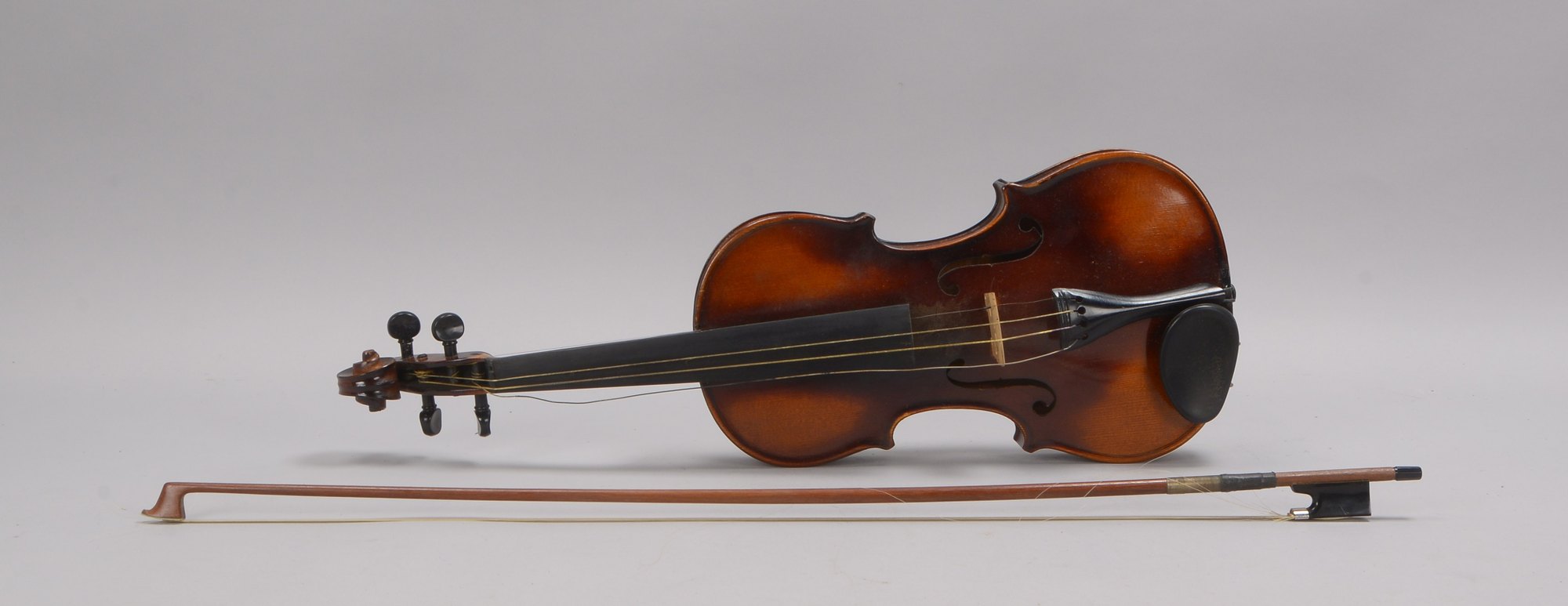 Geige ('Jackson Guldan Violin Co., Columbus/Ohio'), mit Bogen/im Koffer