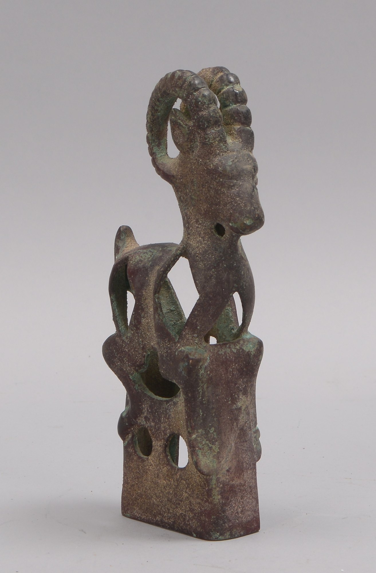 Bronzeskulptur (islamisch), wohl figürliche Applikation, 'Widder'