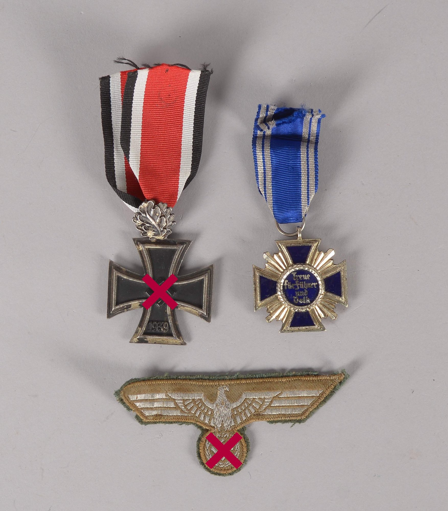 Kleines Militaria-Konvolut (III. Reich), 2 Abzeichen am Band/1 Aufnäher