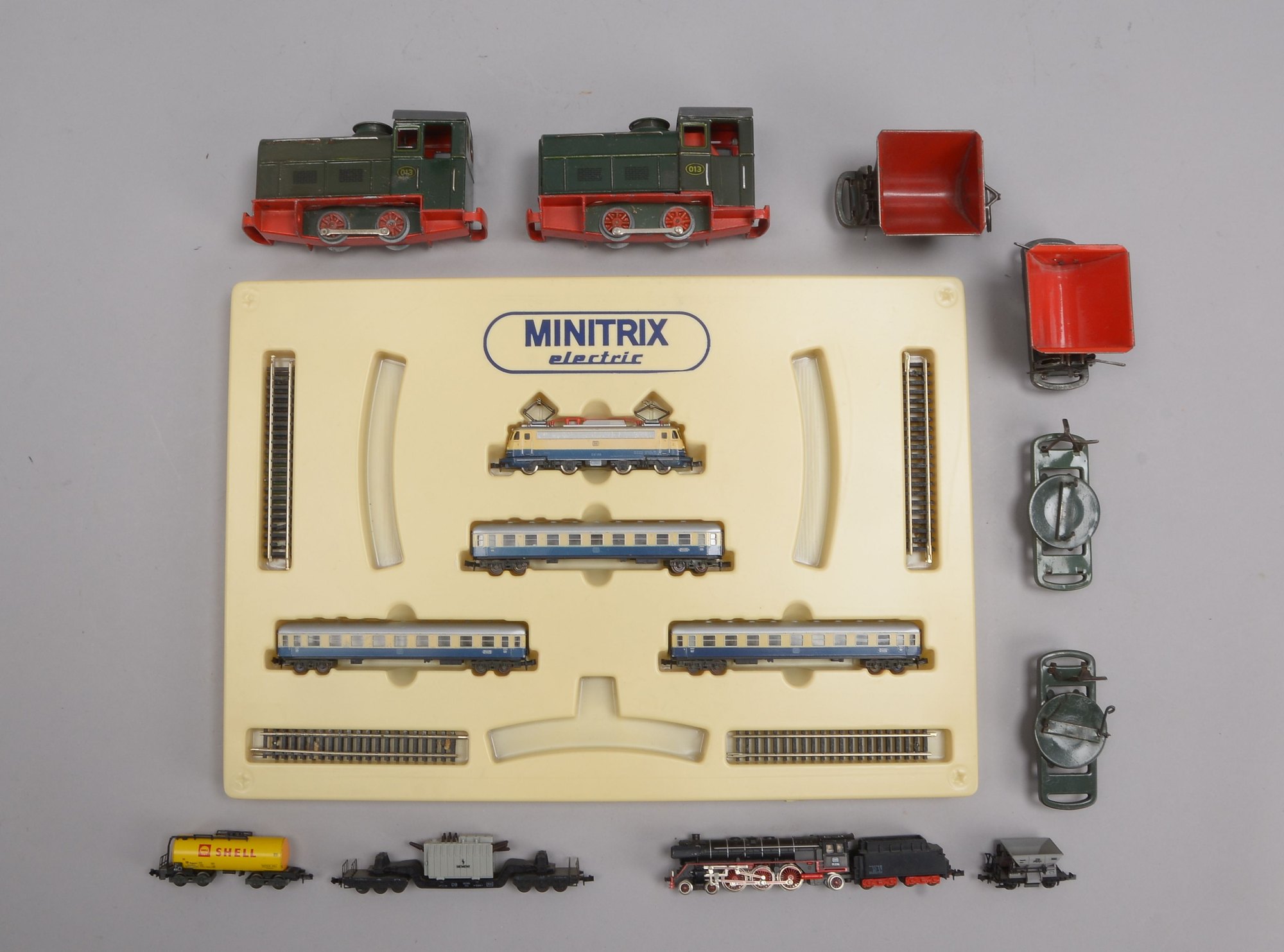 Modelleisenbahn-Konvolut: Minitrix (Spur N), E-Lok/Dampflok mit Waggons, u.a.