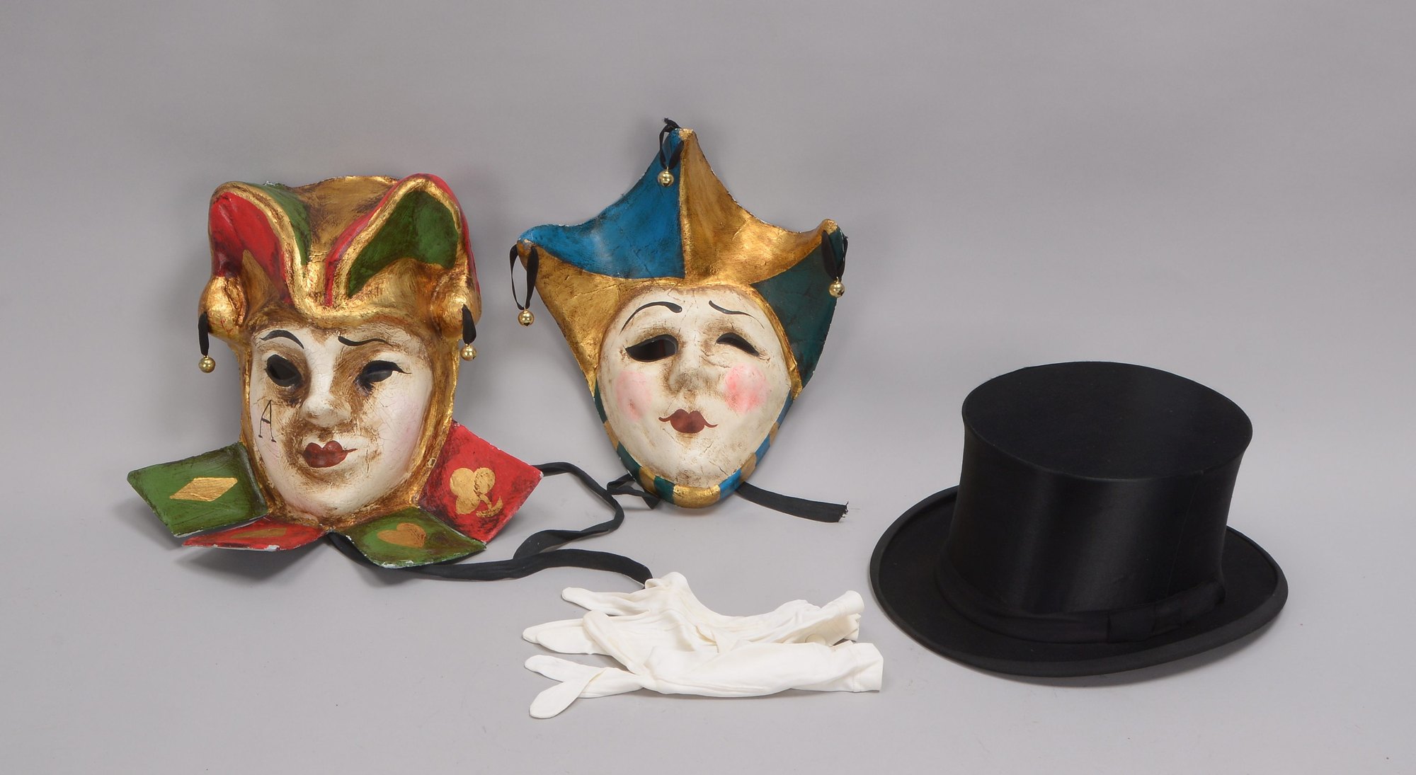 Sammler-Accessoires, 3 Stück: Chapeau Claque, und 2x venezianische Masken