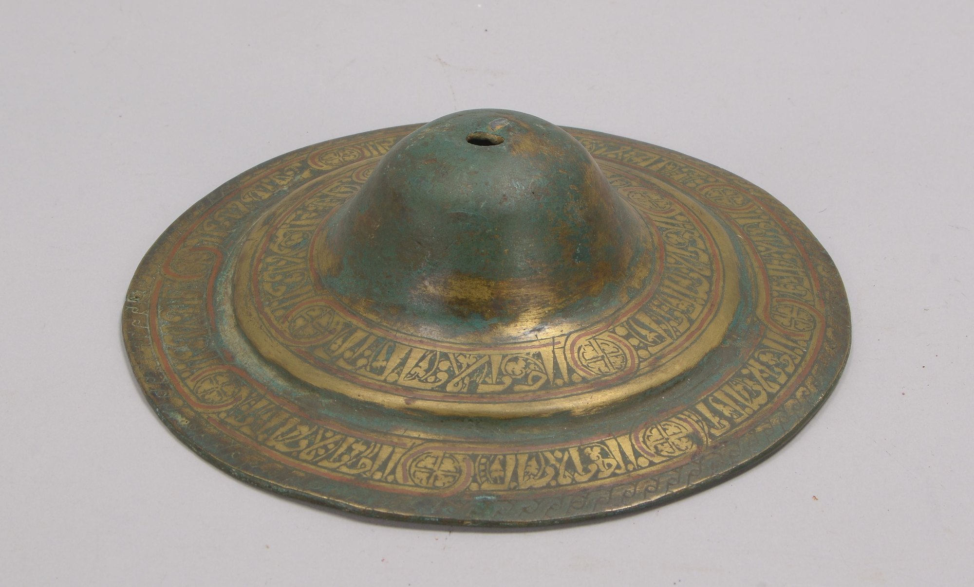 Türglocke (islamisch), runde Scheibe/mittig gewölbt, arab. Inschrift