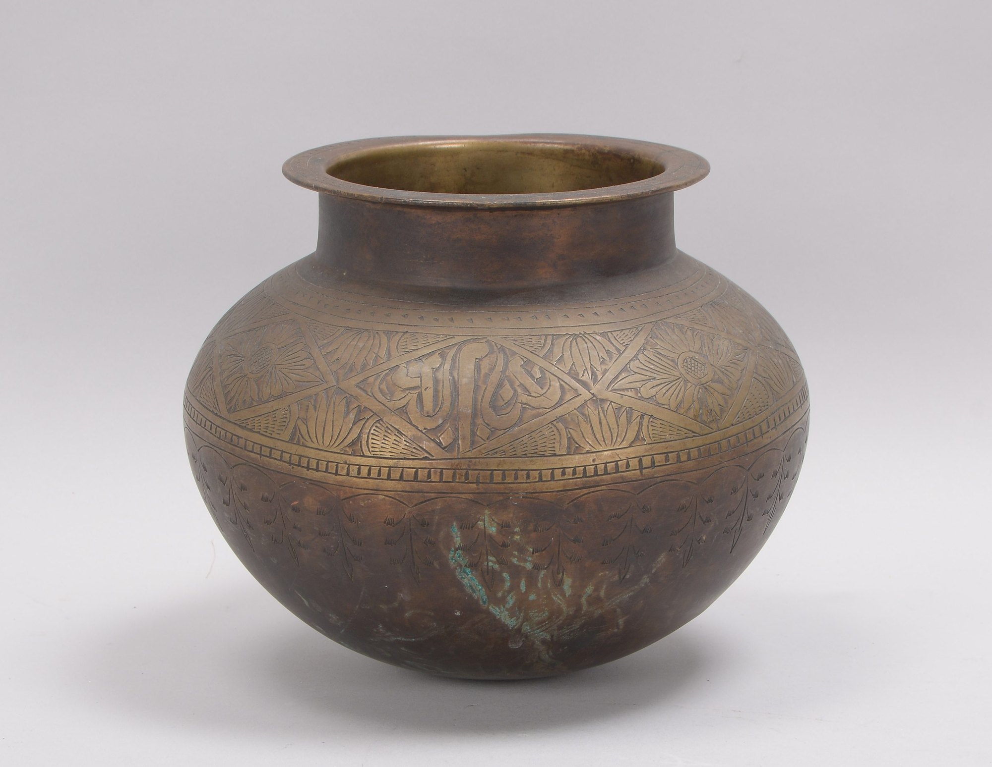 Bronzegefäß (islam./Indien), bauchig, arabische Inschrift/florale Ornamente