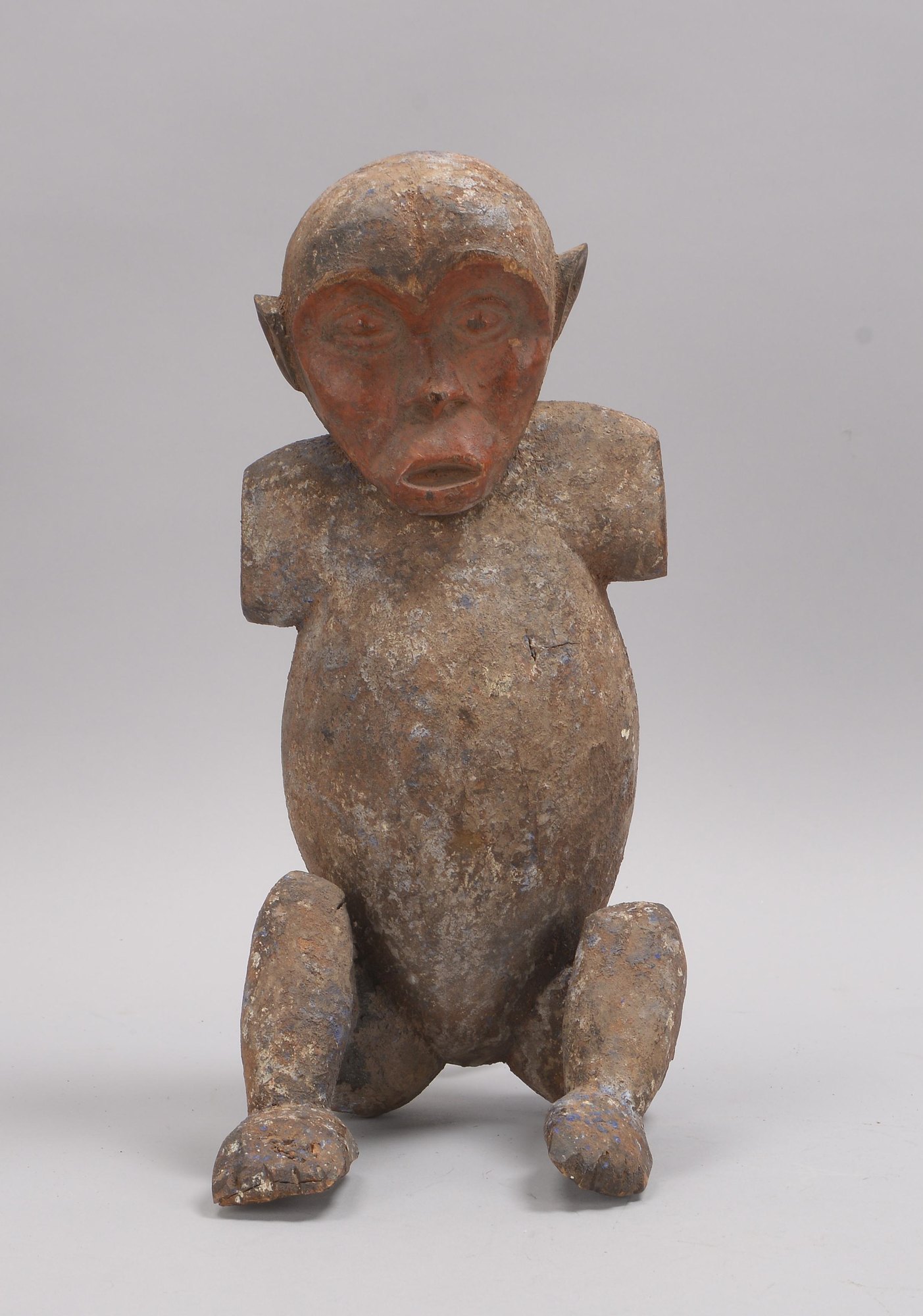 Holzfigur (Afrika - wohl Kamerun), 'Sitzender mit abgetrennten Armen'