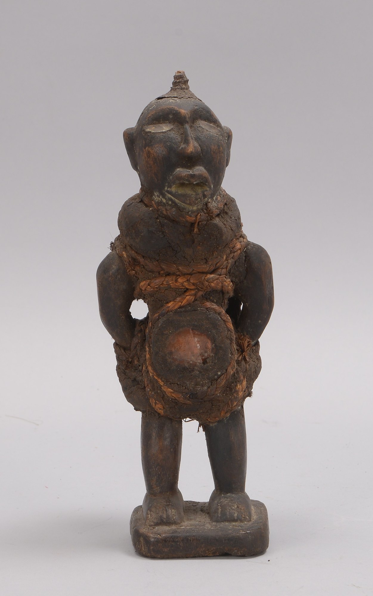 Holzfigur (Benin/Afrika), 'Träger mit Rucksack', mit Rattan-Applikationen