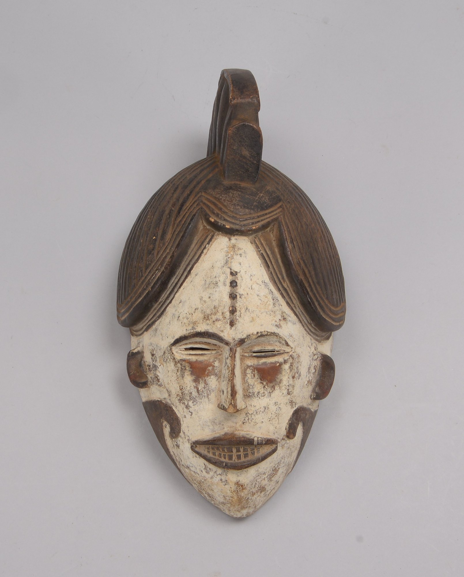 Wandmaske/Ritualmaske (Afrika - wohl Kamerun), partiell weiß gefasst