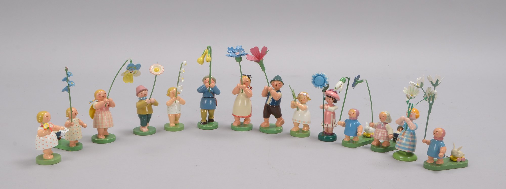 Kl. Holzfiguren-Konvolut (Erzgebirge), farbig gefasst, versch. Ausführungen