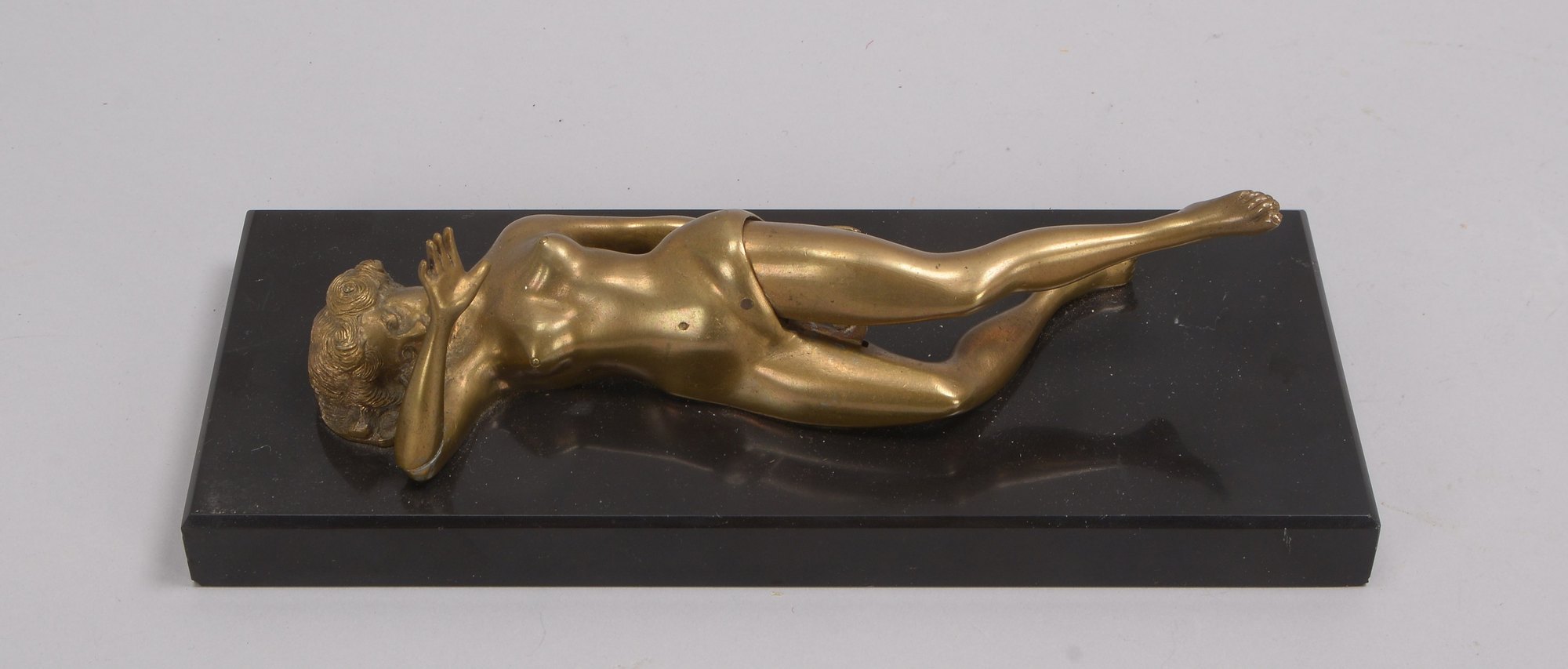 Figürl. Zigarrenschneider, Bronze, 'Liegender weibl. Akt', auf Sockel