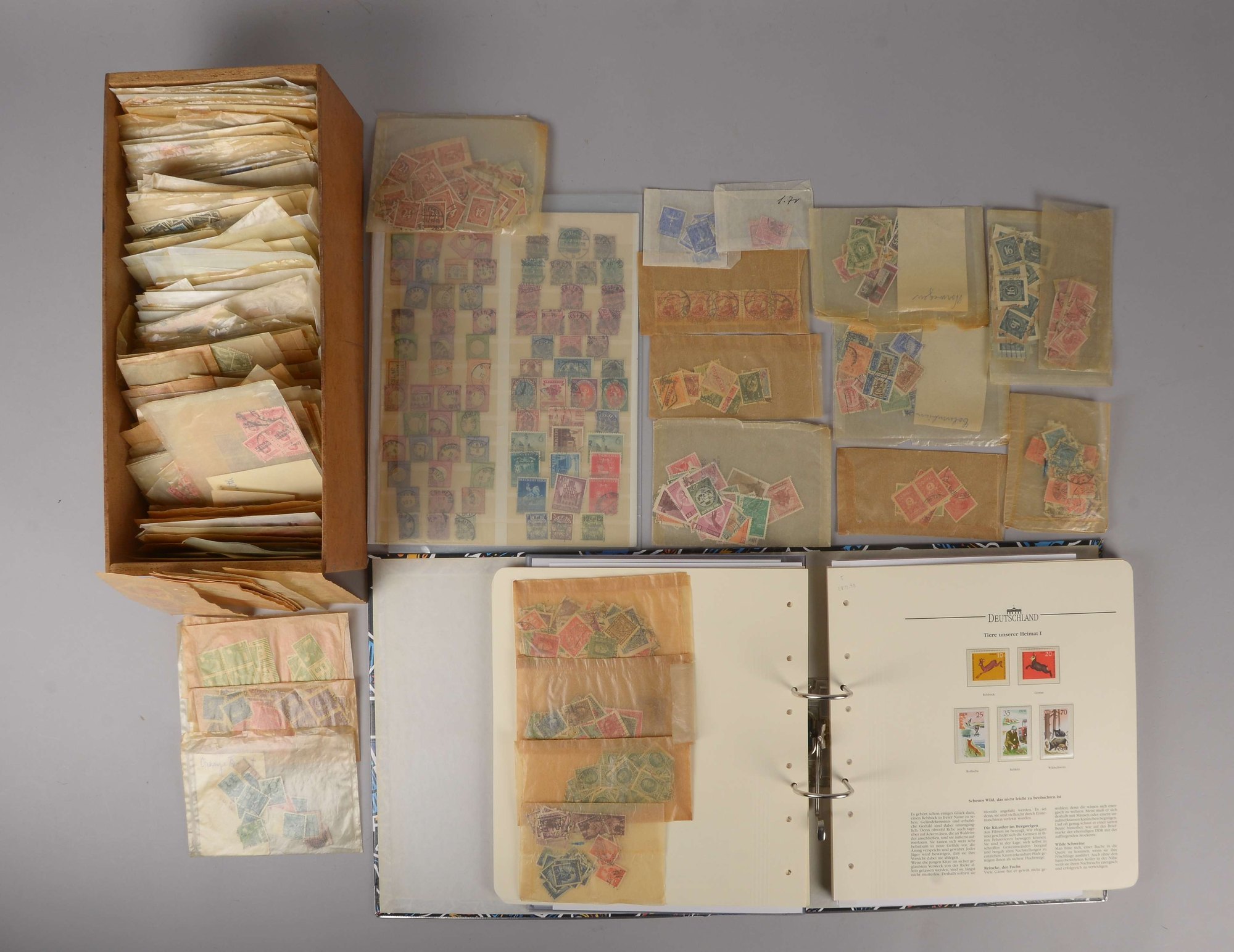 Briefmarken: 'Deutsches Reich', und Kiste mit Doublettenmaterial 'Alle Welt'