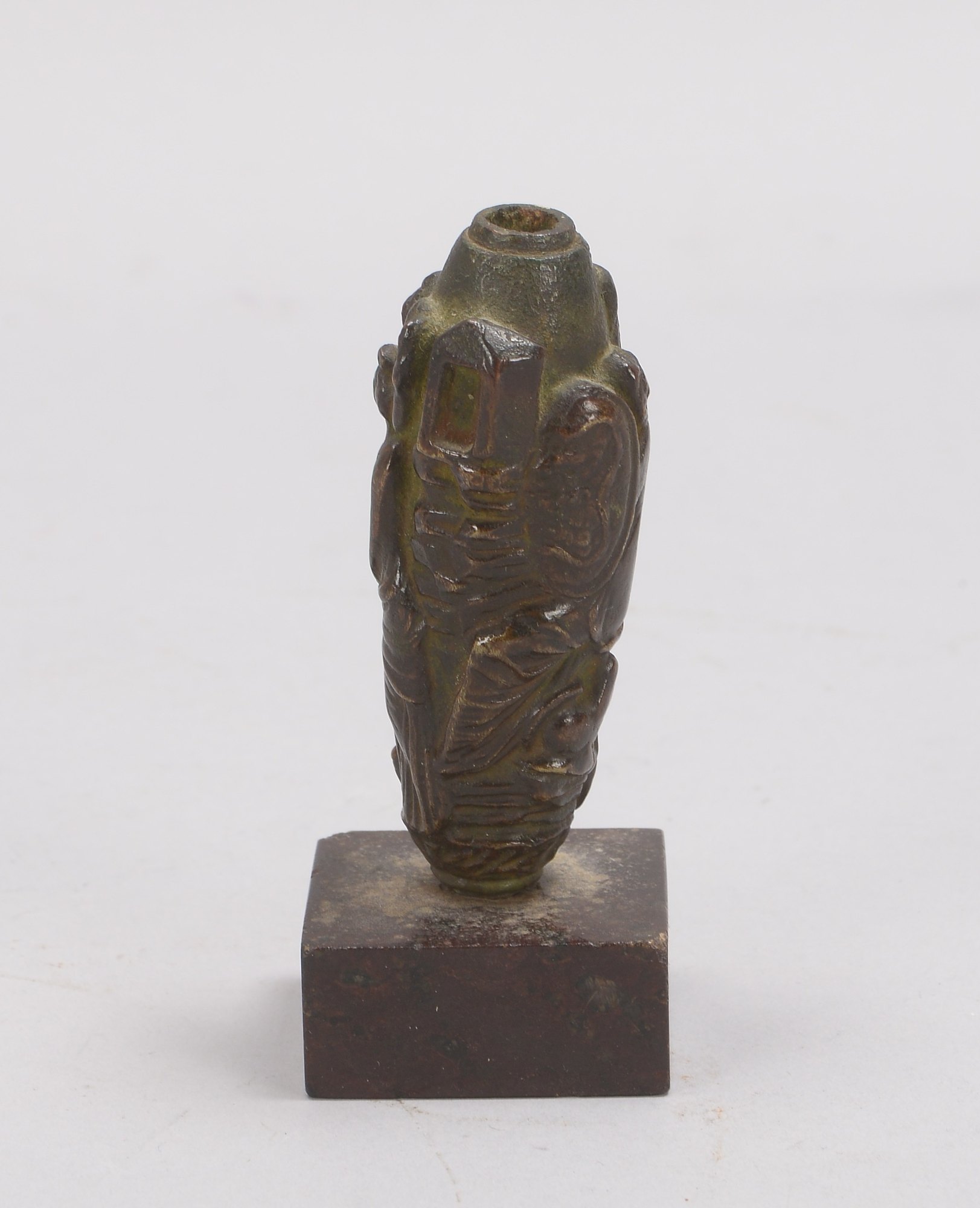 Miniaturvase, umlaufend mit Bronzerelief, 'Antikisierende Szene'