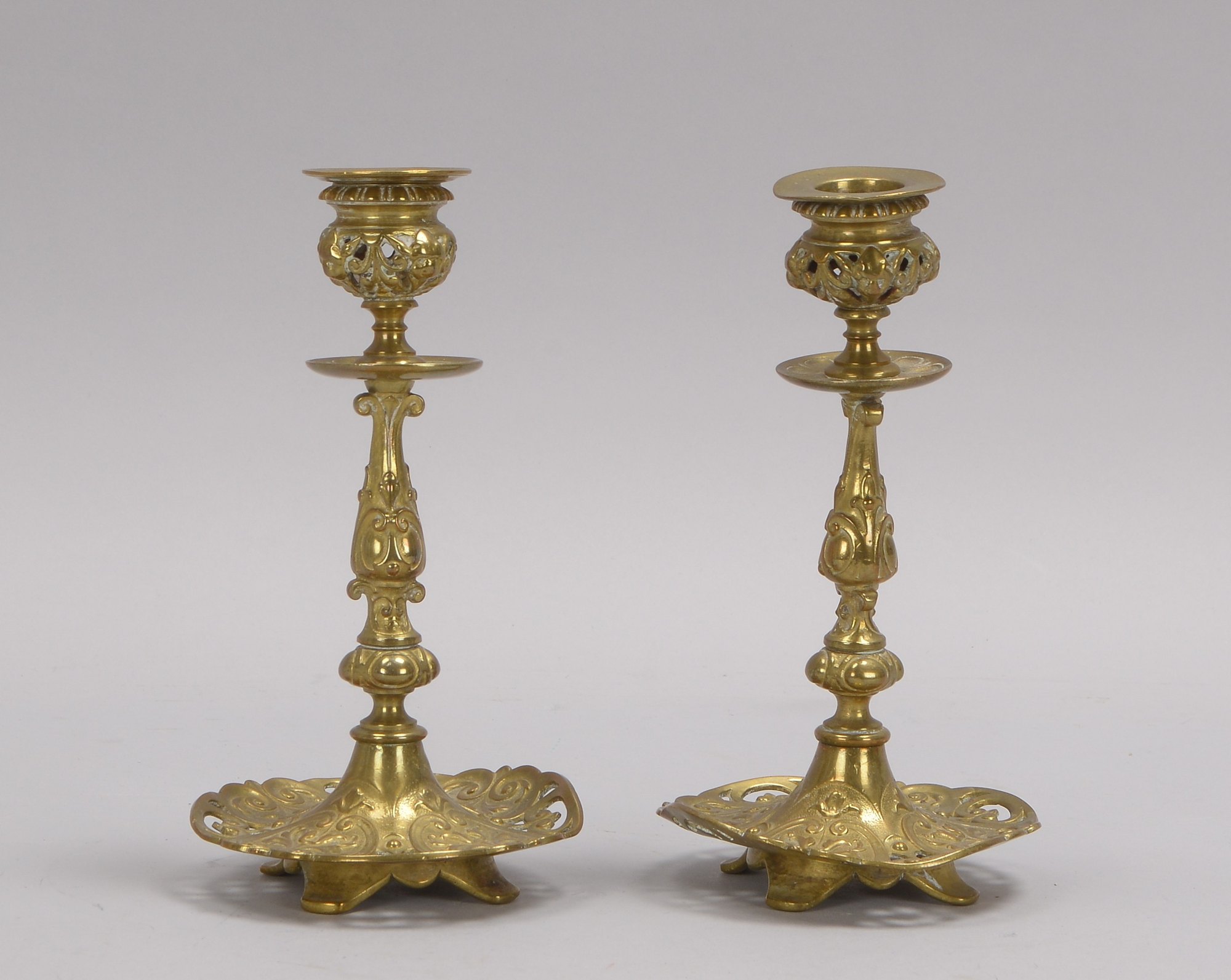 Paar Kerzenleuchter, Bronze, mit Reliefdekor; Höhe 18 cm