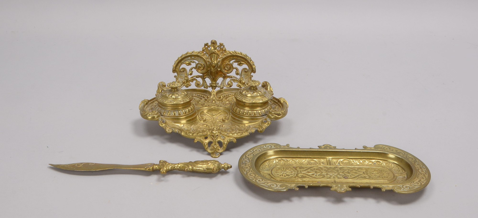 Schreibtischgarnitur (Historismus), Bronze, mit Tintenfass, Brieföffner, Ablage