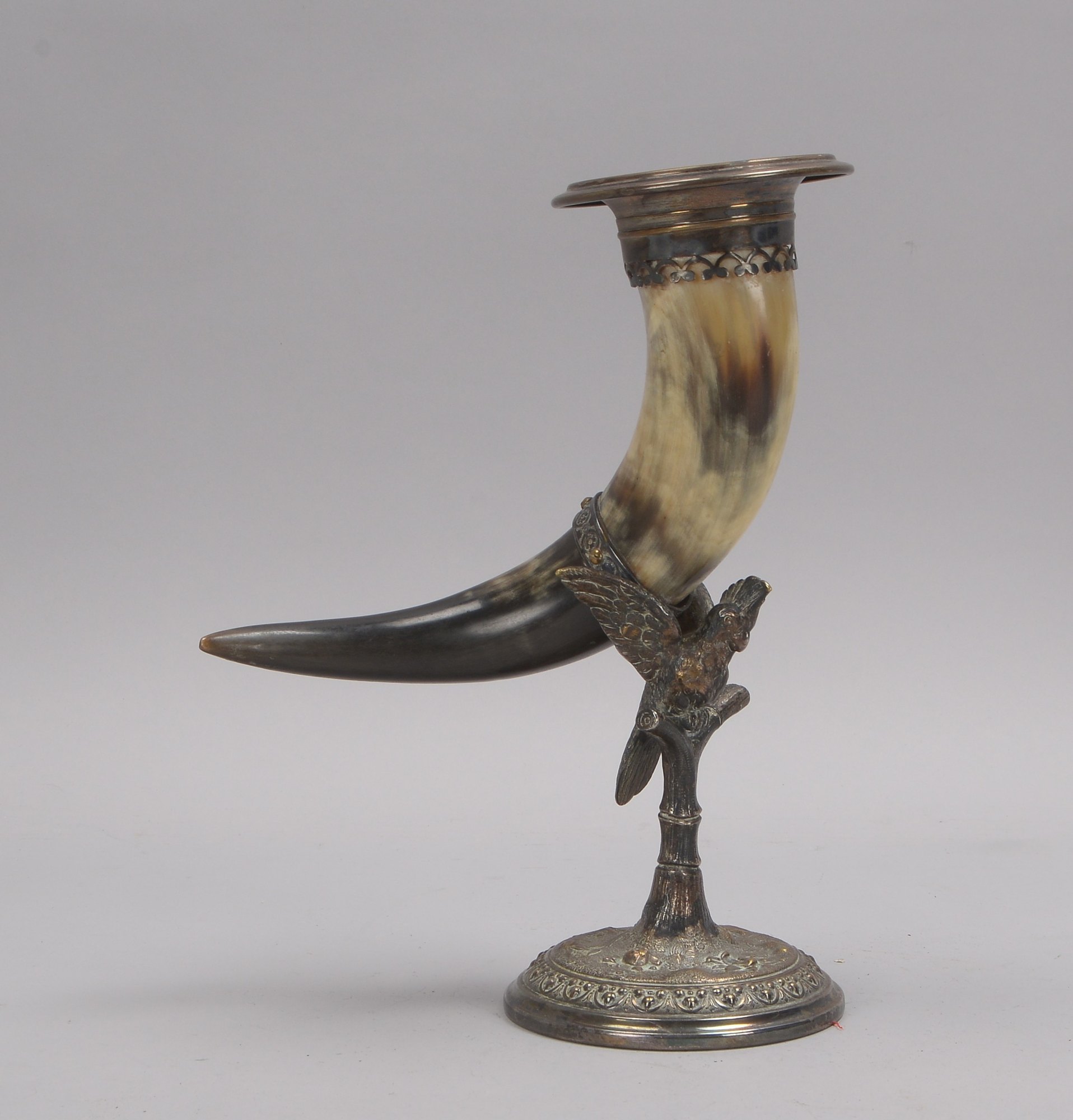 Trinkhorn (um 1900), auf Metallhalterung; Höhe 28 cm