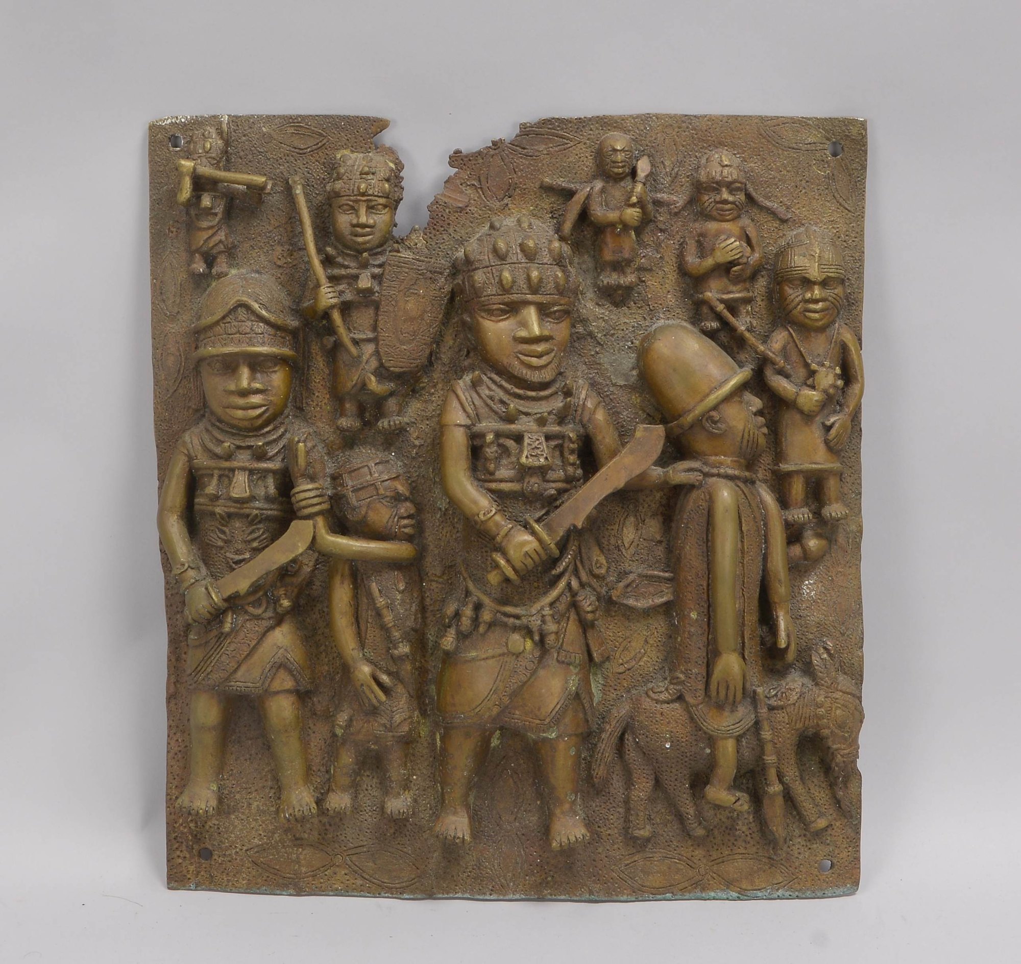 Bronzerelief (Benin), 'Kriegergruppe', quadrat. Form, zur Aufhängung
