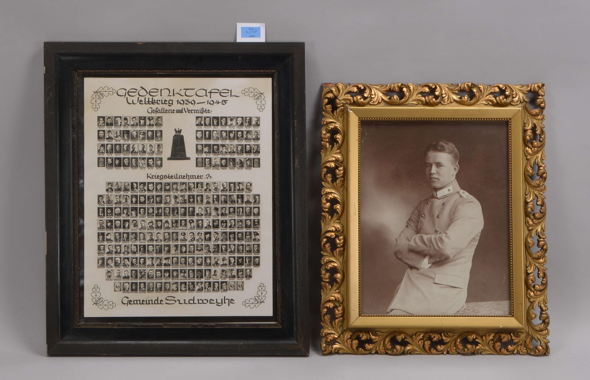 Sammler-Konvolut: Gedenktafel (II. WK) und Soldatenfotografie, hinter Glas