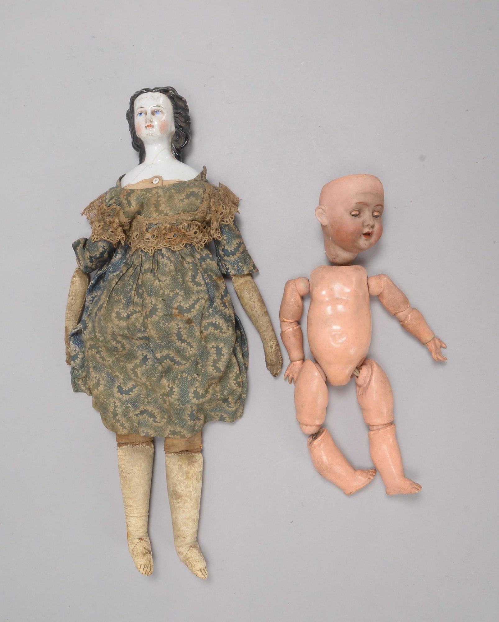 2 Sammler-Charakterpuppen, versch. Manufakturen, mit Porzellankopf